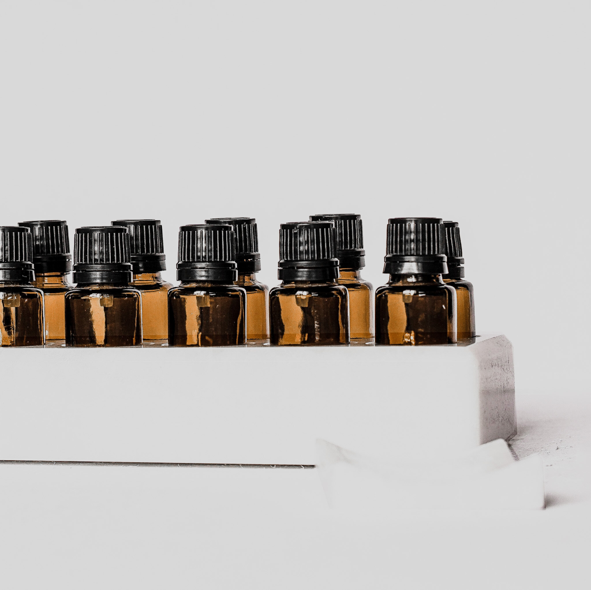 Shades Of Stone Porta Oli Essenziali In Onice – Rotondo, Intagliato A Mano, 7 Fori Per Bottiglie 15 Ml, Grigio Marmo