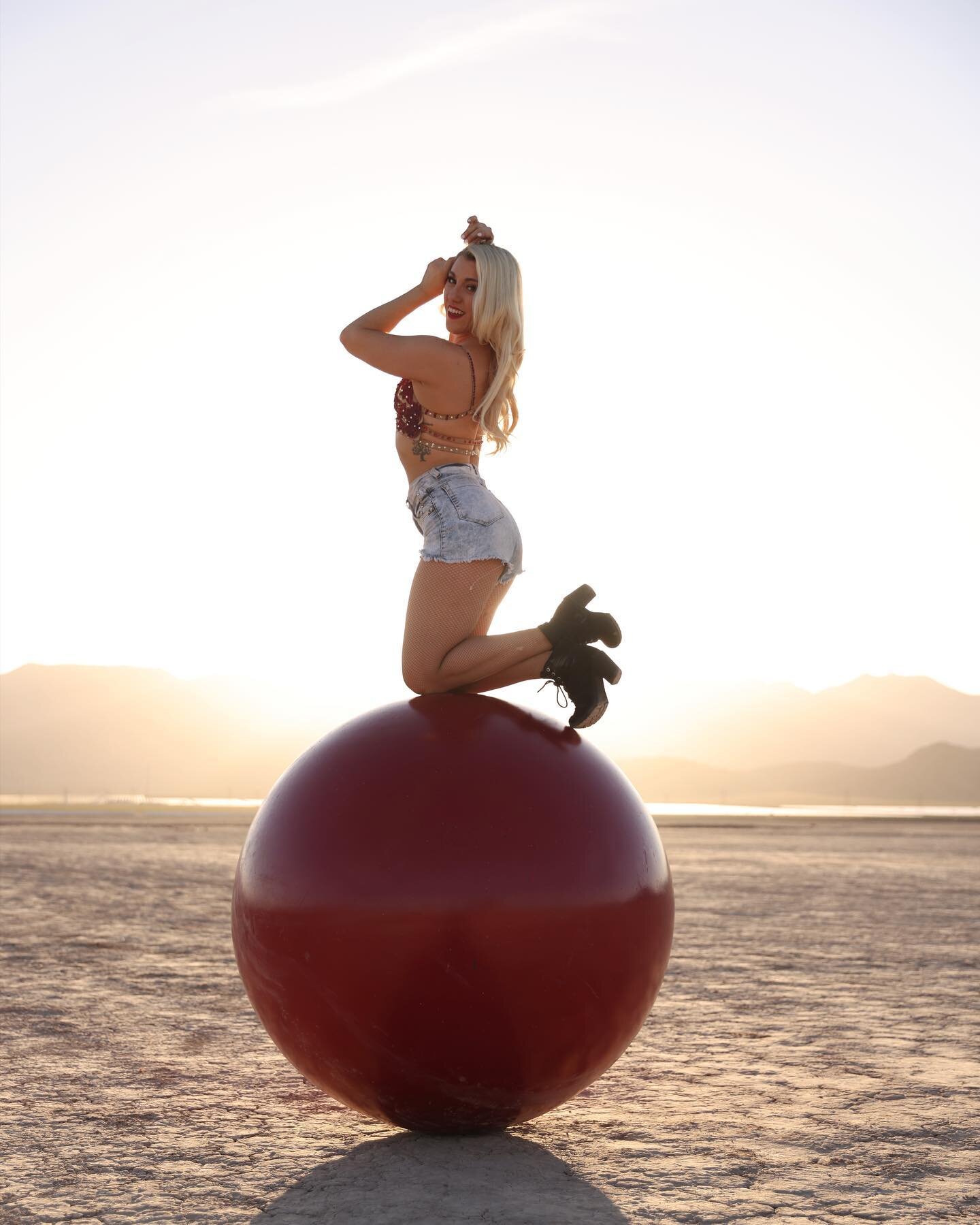 Always having a ball in the Las Vegas desert 🏜️ 

📸 @kurtisdowns 

#circus #desertphotography #photoshoot #lasvegas