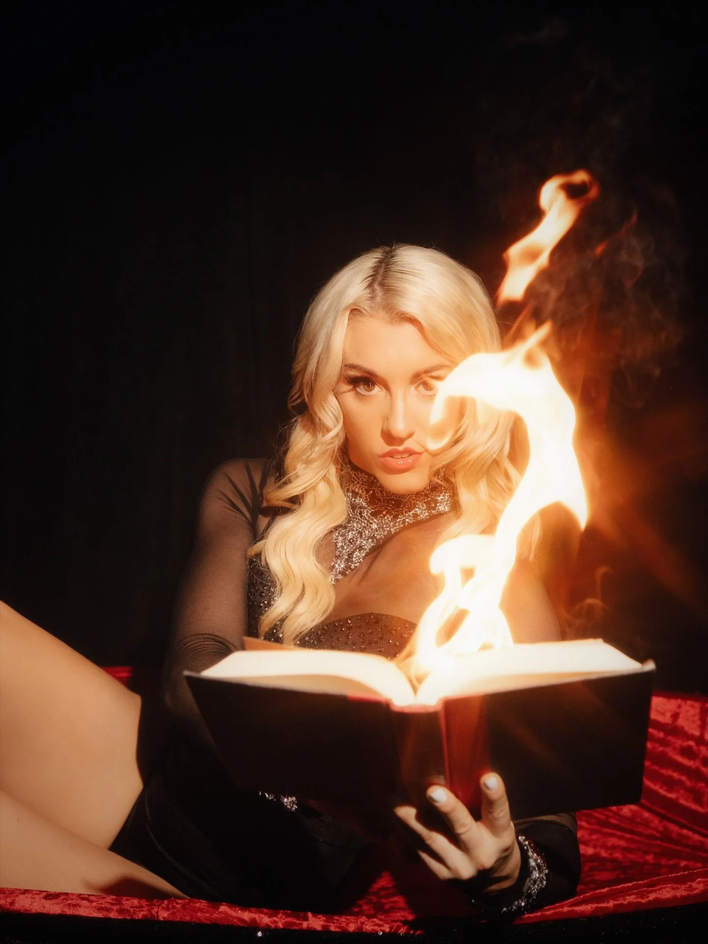 When the book is so good&hellip; reality starts to burn away. 🔥📖

In case you didn&rsquo;t know, I&rsquo;m a huge fantasy book lover and this fiery vampire shoot with @sammyhearn was everythingg!!

I&rsquo;m feeling all the Primal of Blood and Bone