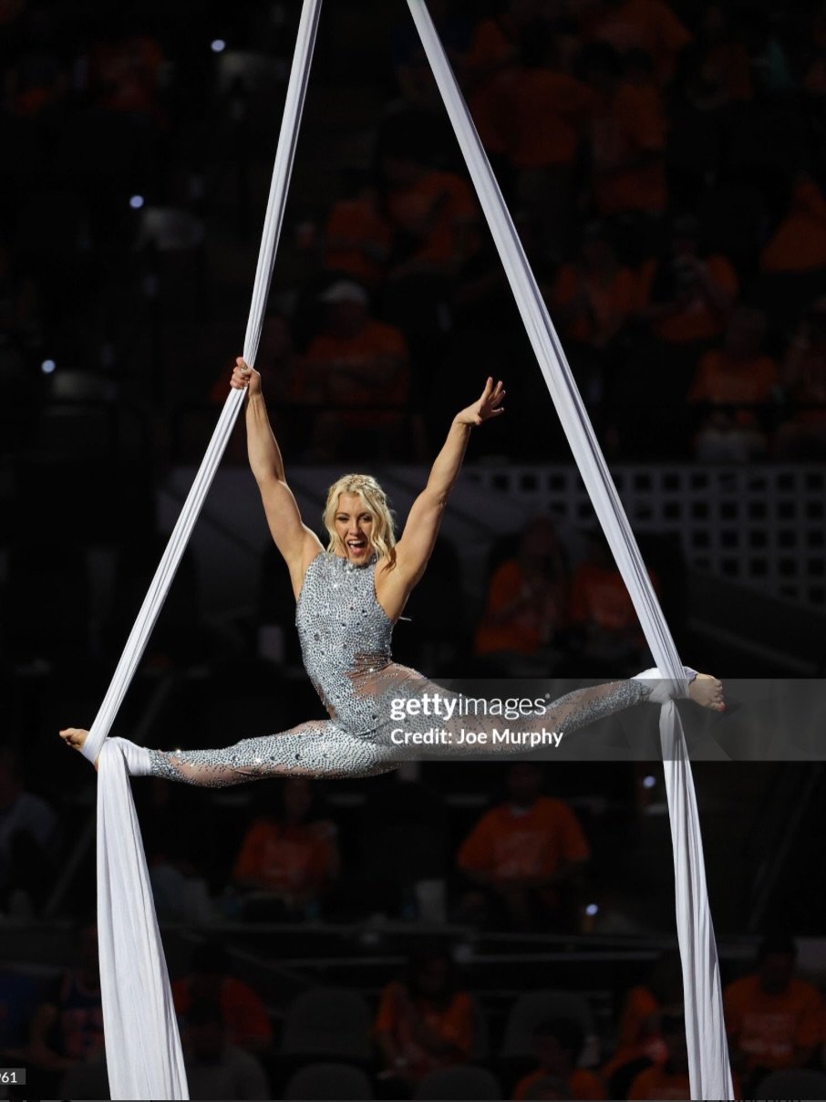 Still can&rsquo;t get over how freaking awesome it was getting to perform aerial silks at the NBA Finals with my best friend!!! ✨ @orissakelly ✨

Seriously the best way to end my NBA halftime season. Every year I&rsquo;m amazed by the opportunities t