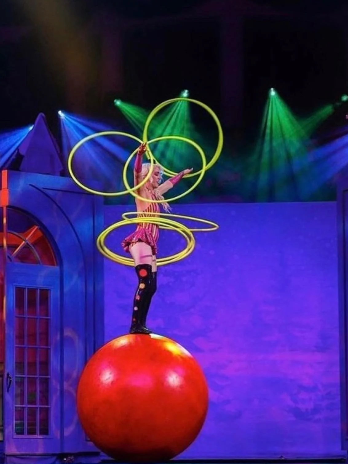 National Touring & Holiday Productions
Throughout her career, Grace Good has appeared in touring productions, holiday spectaculars, and theatrical entertainment experiences across the United States and internationally.