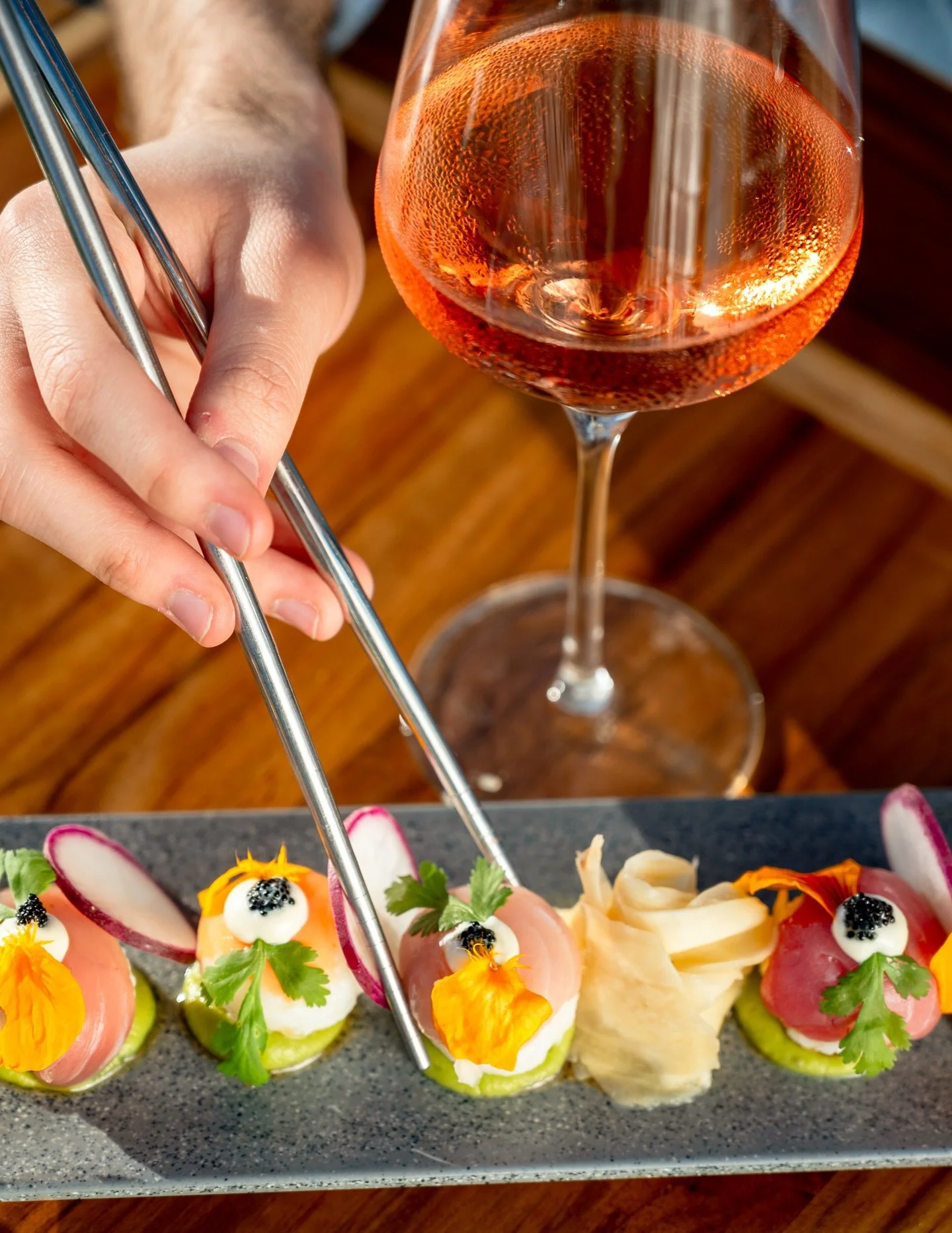 Salsipuedes Temaris🍣🌊🥢✨
Thinly sliced Salmon, Tuna &amp; Yellowtail served sashimi-style on rice with wasabi guacamole, chipotle mayo and microgreens.
.
.
#thegreenroom #villasantacruz #todossantos #bajacaliforniasur #todossantosrestaurants