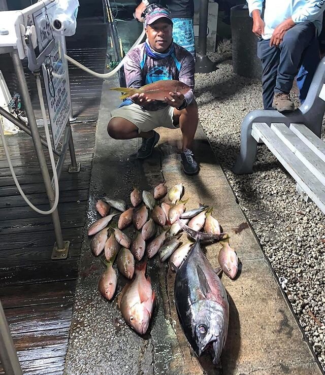 We tuna fished until 9 with 2 tuna bites catching 1 and one other slammer bite on a slow pitch jig which fought like a wahoo before getting cutoff, then we went snapper fishing. Tough conditions, hard west wind and north current but the Wednesday nig