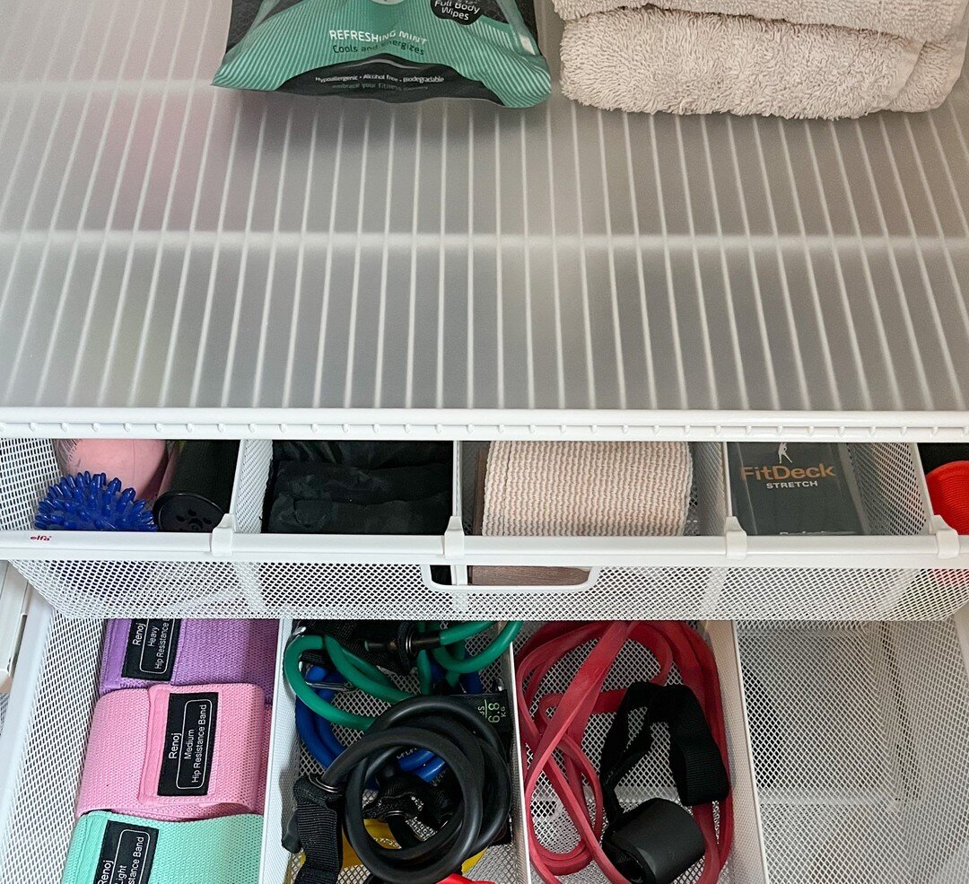 Workout gear can definitely be a struggle to keep organized! 🤔 Accessories are awkwardly shaped and sized and weights are sometimes too heavy to tuck away. ​​​​​​​​​We love this Elfa drawer situation for all the props and add in a freestanding weigh