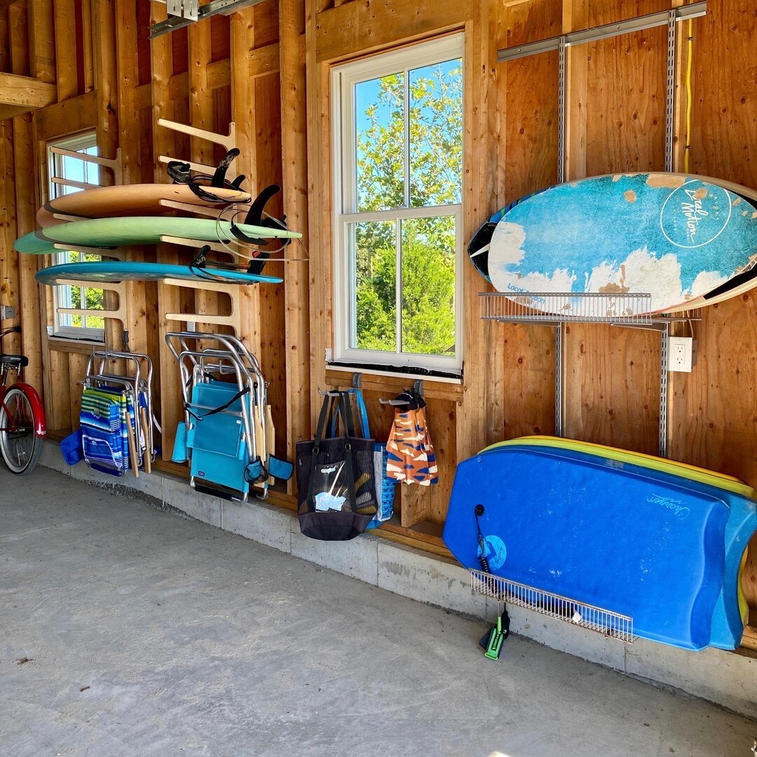 Beach weather is right around the corner 🏝️ ☀️ We love this garage solution created with Elfa hooks, ventilated baskets and a wall mounted surf board rack 🏄&zwj;♂️ How do you store your beach gear when it&rsquo;s not in use?
.
.
.
.
.
.
.
.
.
#cust