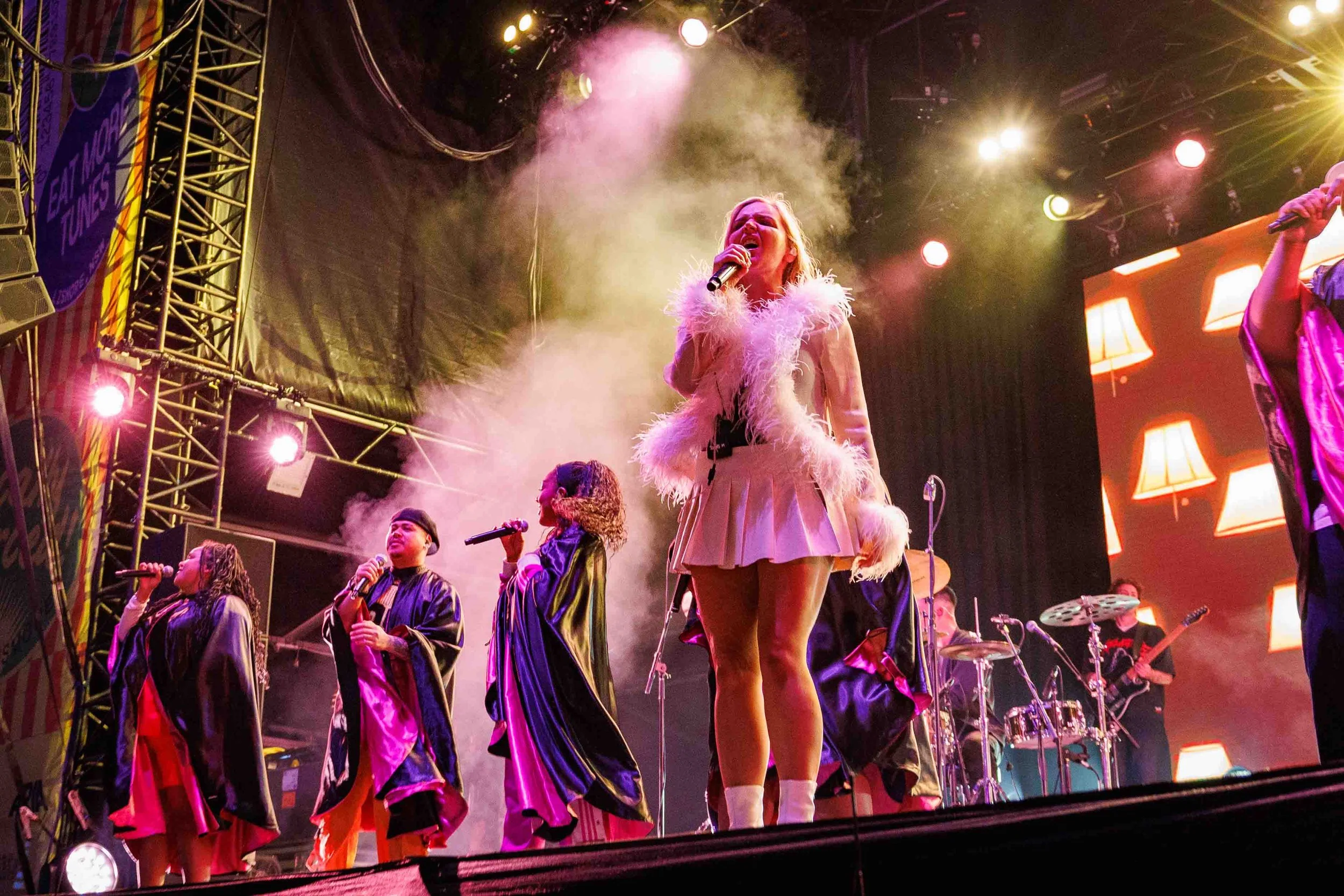 TonesandI_Groovinthemoo_090526_MFA_D-2.jpg