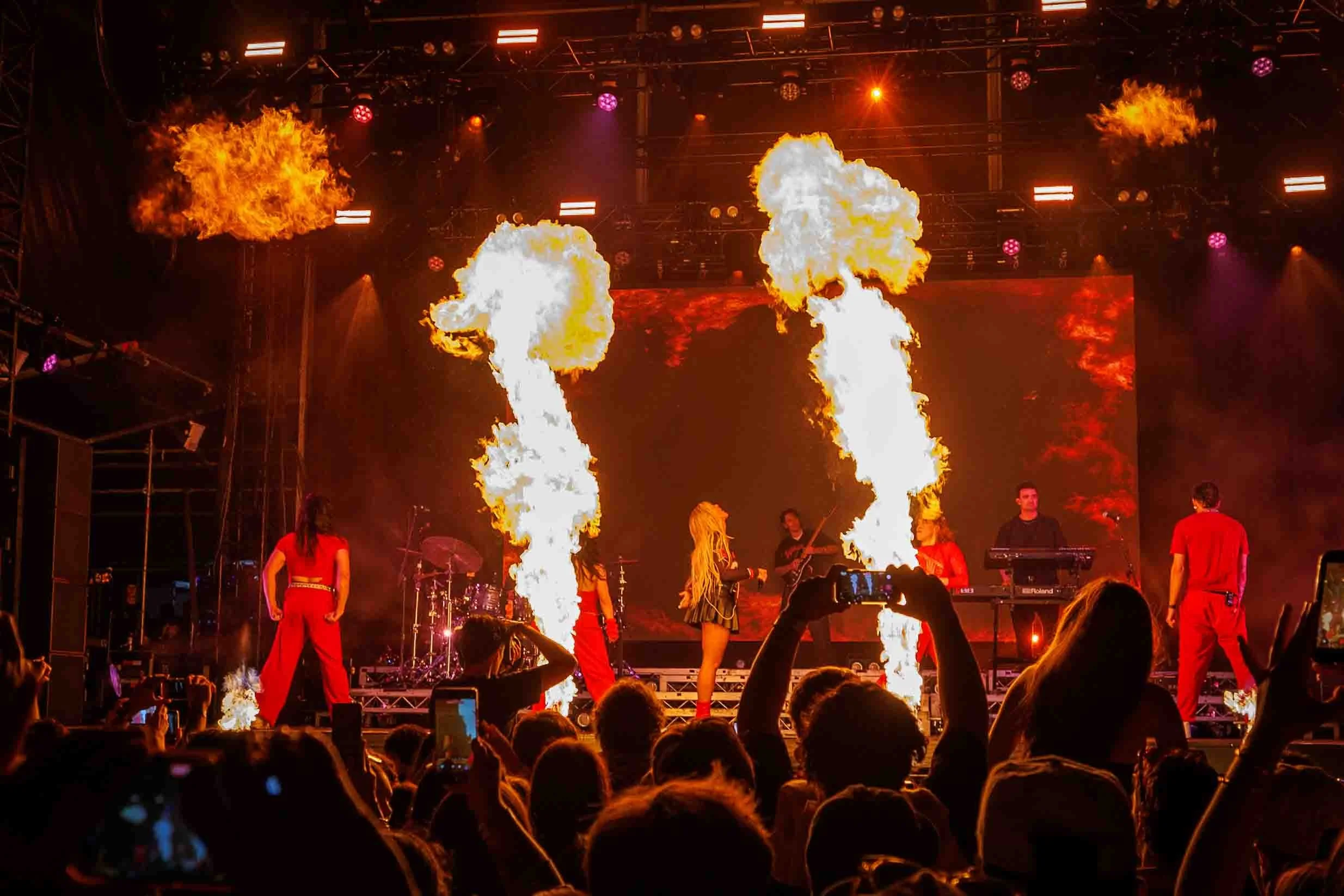 TonesandI_Groovinthemoo_090526_MFA_D-12.jpg