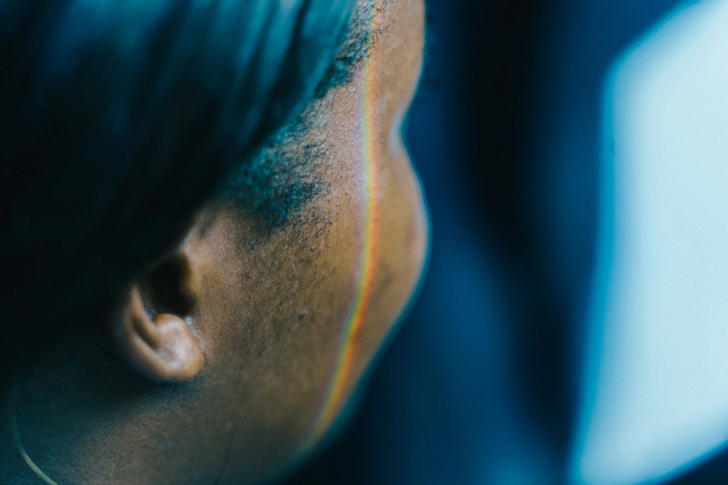  Travail en cours.  Il y a des instants où l'on cesse d'être séparé.  La vague ne sait plus qu'elle est vague. La lumière traverse sans qu'on la retienne. Quelque chose lâche.  Cette recherche photographique est née d'une intuition : l’existence de c
