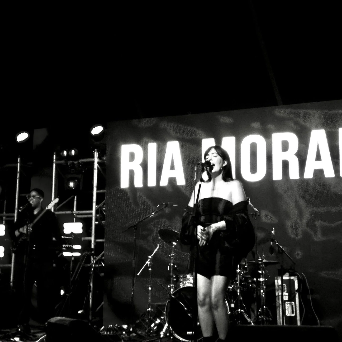 Snaps from Ealing Jazz Festival taken by new pal @maliafromvegas ❤️ Lovely chats post show too 🥰

Thank you to my beautiful pals for making it such a calm day ❤️ 

First little outing playing the album!