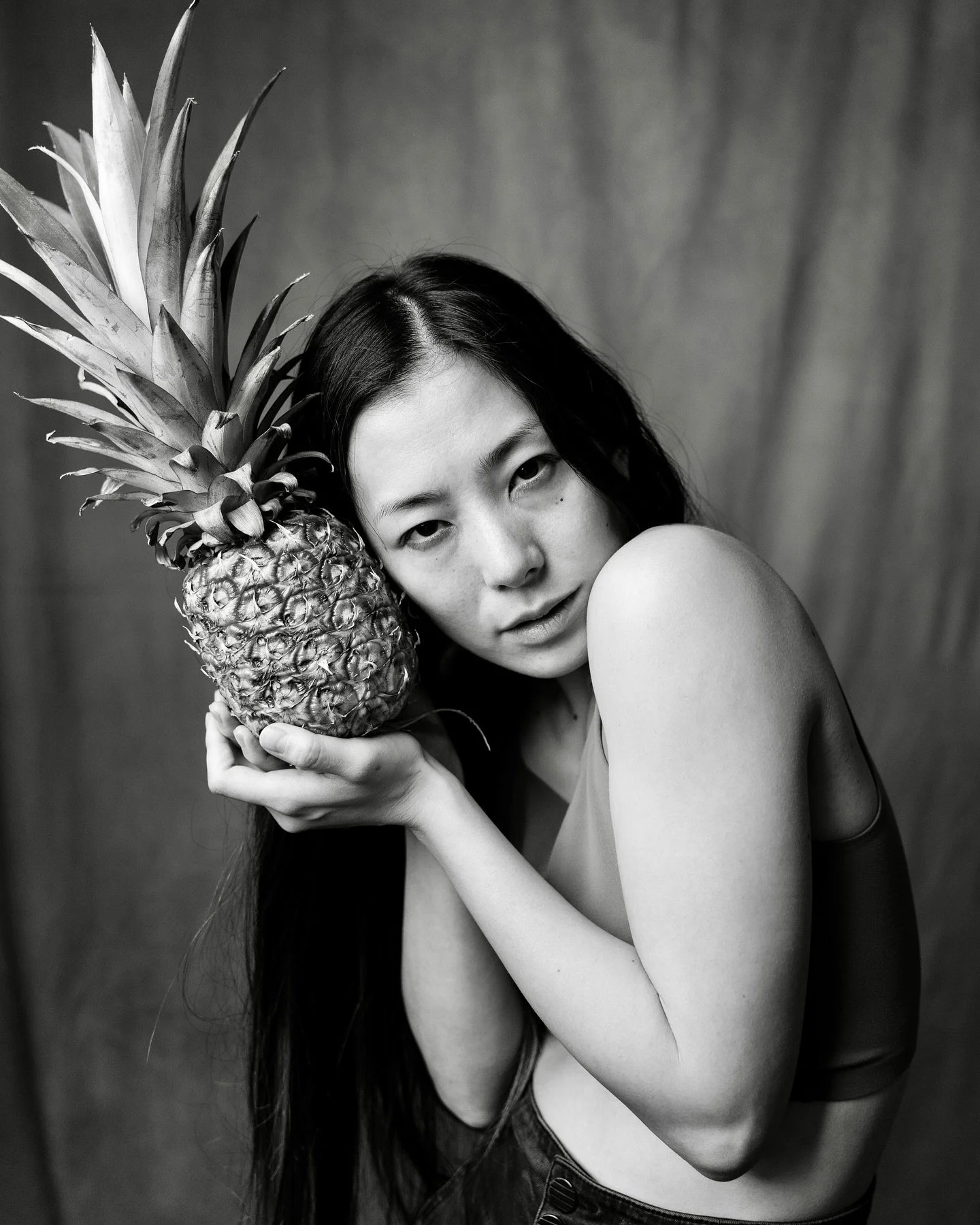 Manaho and the Pineapple 
.
.
#bnw #blackandwhite #pineapple #fruits #ananas #portrait #portraitphotography #studio #vienna #viennaphotographer