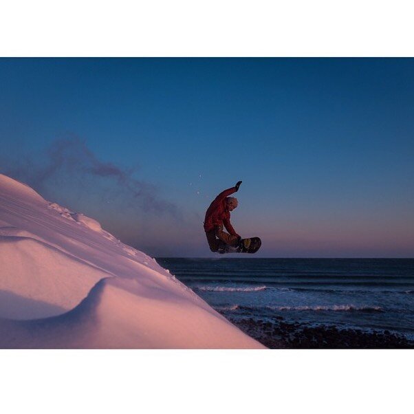 @jacquesberiau styles one over the Atlantic Ocean. 📸 @nick_lavecchia  #methodmonday . .
.
..
#powderjetsnowboards #snowboarding #snowboard #seacoast @analog_companion @andreberiau