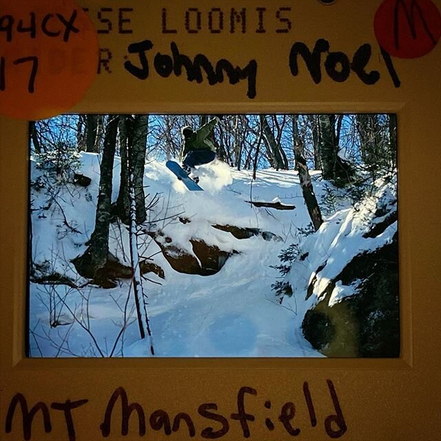 @jnynoel 1997 @stowemt 🌞🌴🙏🏼
.
.
.
.
#powderjetsnowboards #snowboarding #vermont #90s #1997