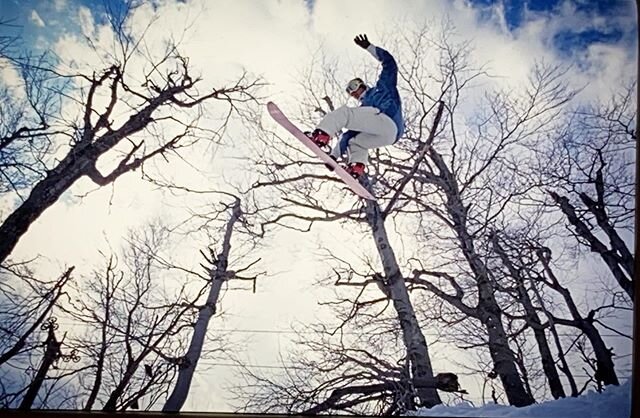 @gtans 1997 @bromleymountain 🌞 .
.
.
.
#vermont #snowboarding #snow #powderjetsnowboards #beer