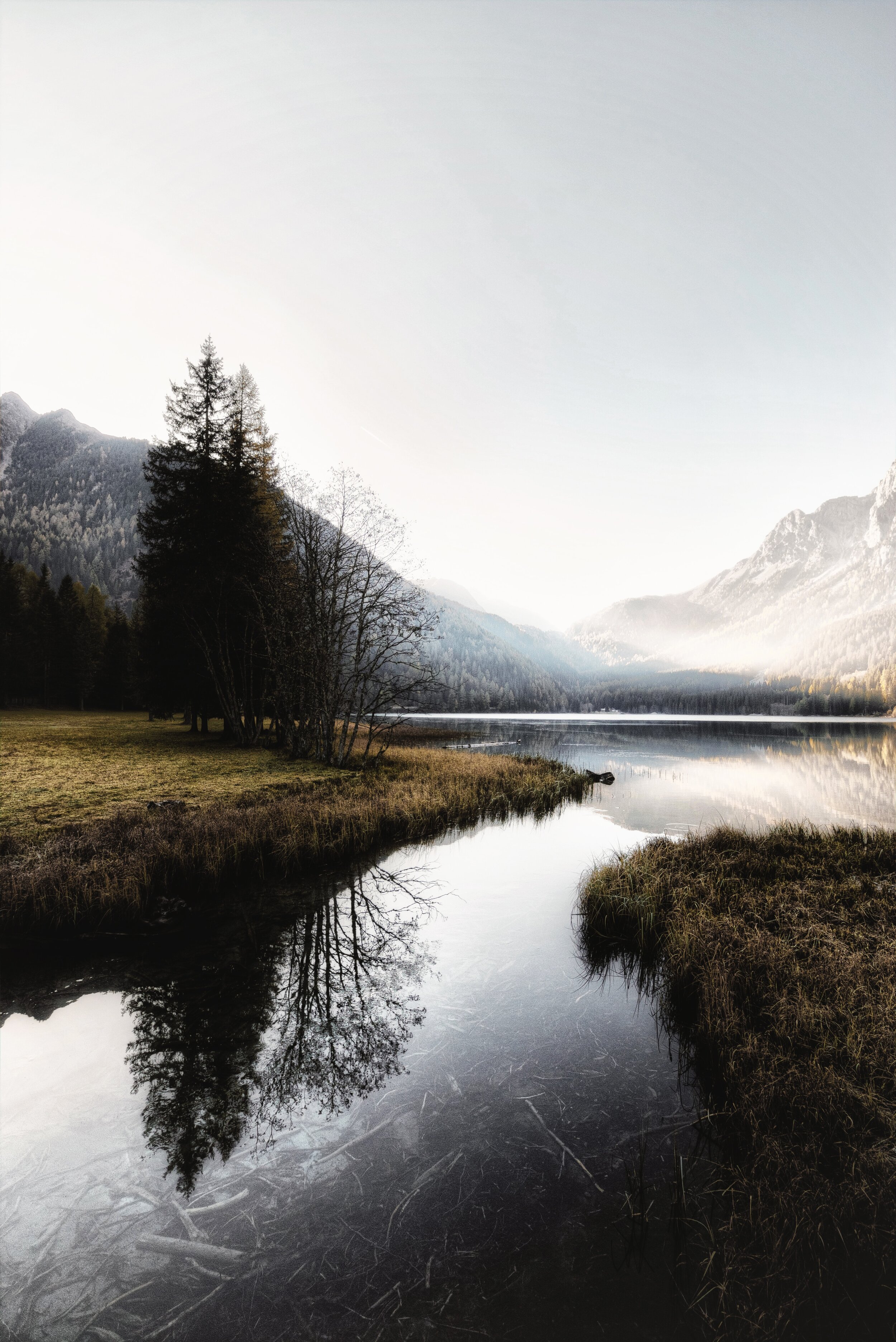 Bergsee in ruhiger Natur – Körper, Geist und Natur bei RIO YOGA