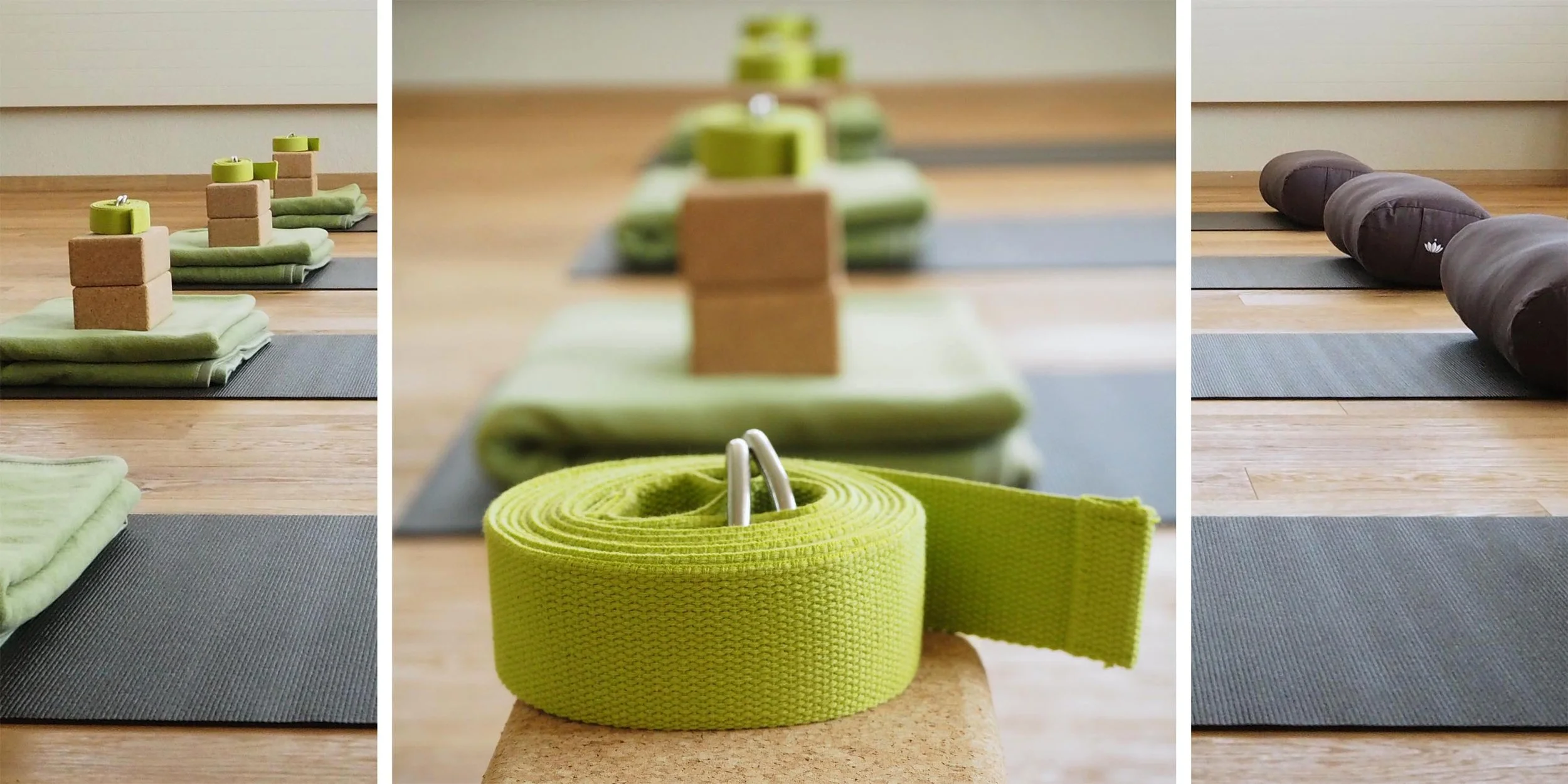 Vorbereiteter Yogaraum mit Matten, Decken, Blöcken, Gurten und Bolstern