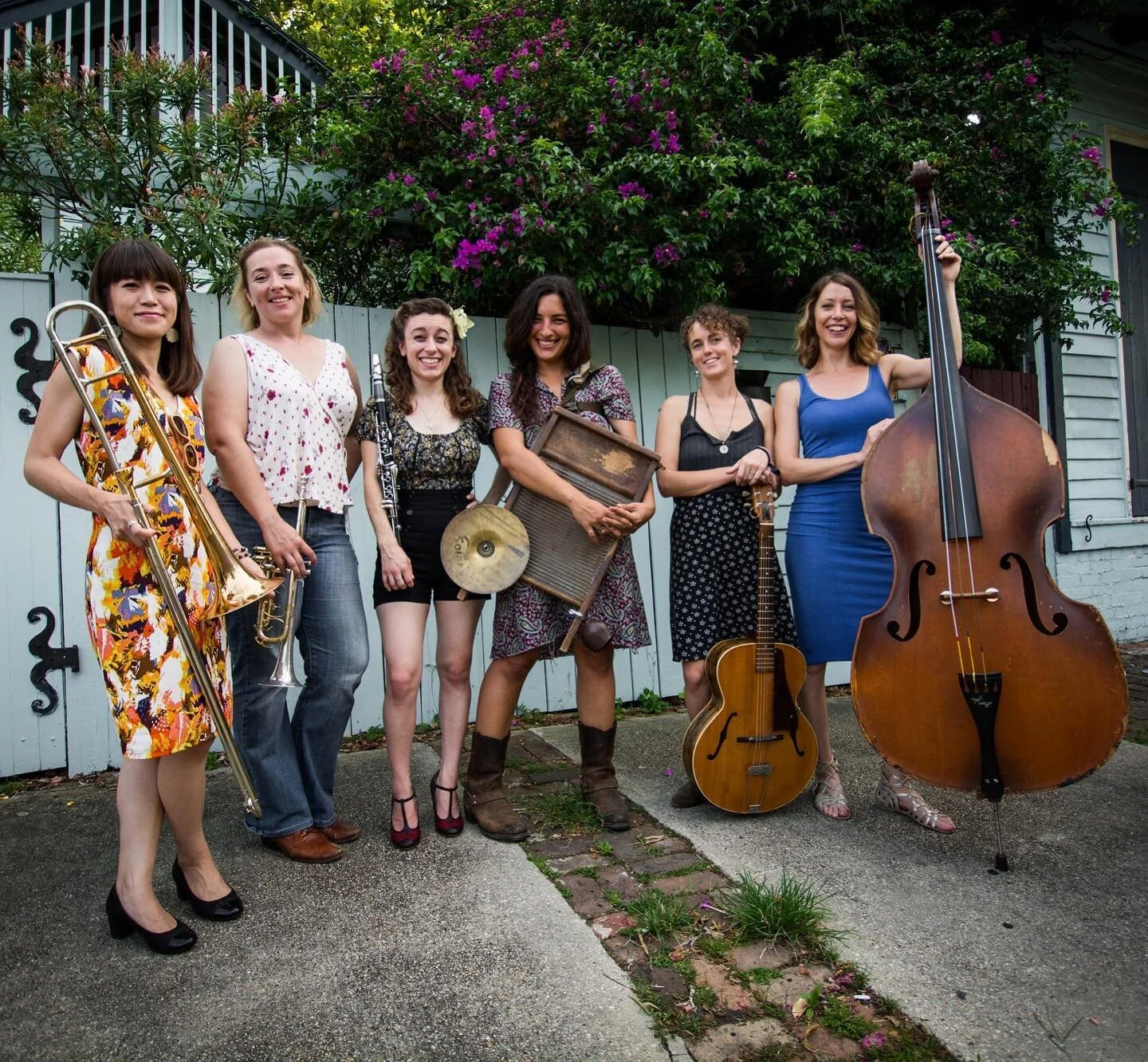 #MusicianCrushMonday goes out to the badass ladies of Shake &lsquo;Em Up Jazzband!✨@shakeemupjb✨
⠀⠀⠀⠀⠀⠀⠀⠀⠀⠀⠀⠀
This all-female jazz band is based in Nola and if you haven&rsquo;t heard their music yet, you need to go listen NOW! 🌟⚡️Keep crushing it, 