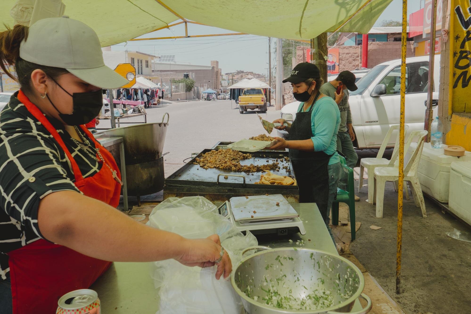   At Las Carnitas de Quiroga, cooks make pork rinds, chop vegetables and prepare sauces daily in a kitchen next to the street. Photo by Martiza L. Félix  