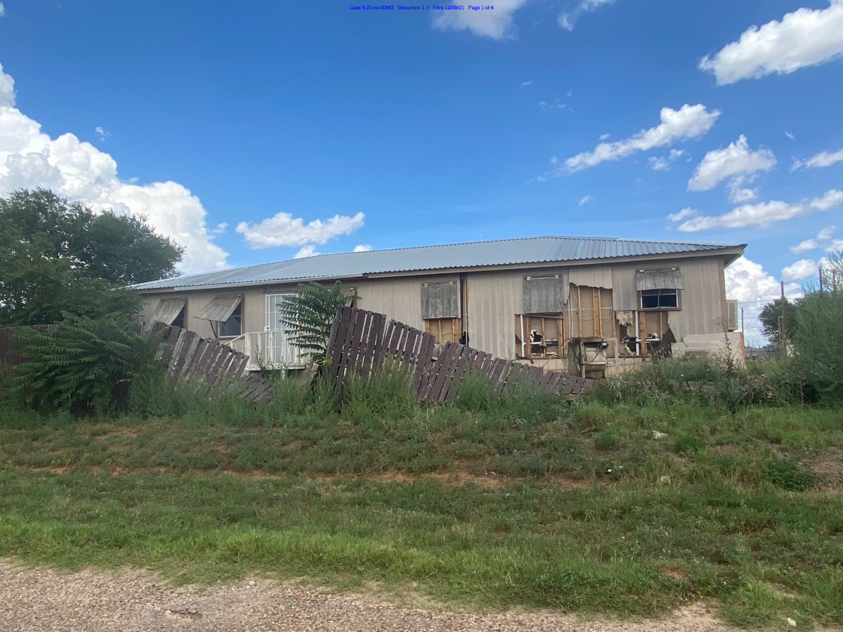   Vivienda para trabajadores agrícolas H-2A en Plains, Texas, en 2021. Si los empleadores cobran por el alojamiento o si es deficiente, funcionarios federales pueden ordenarles que paguen salarios atrasados ​​y multas. Cortesía de Texas RioGrande Leg