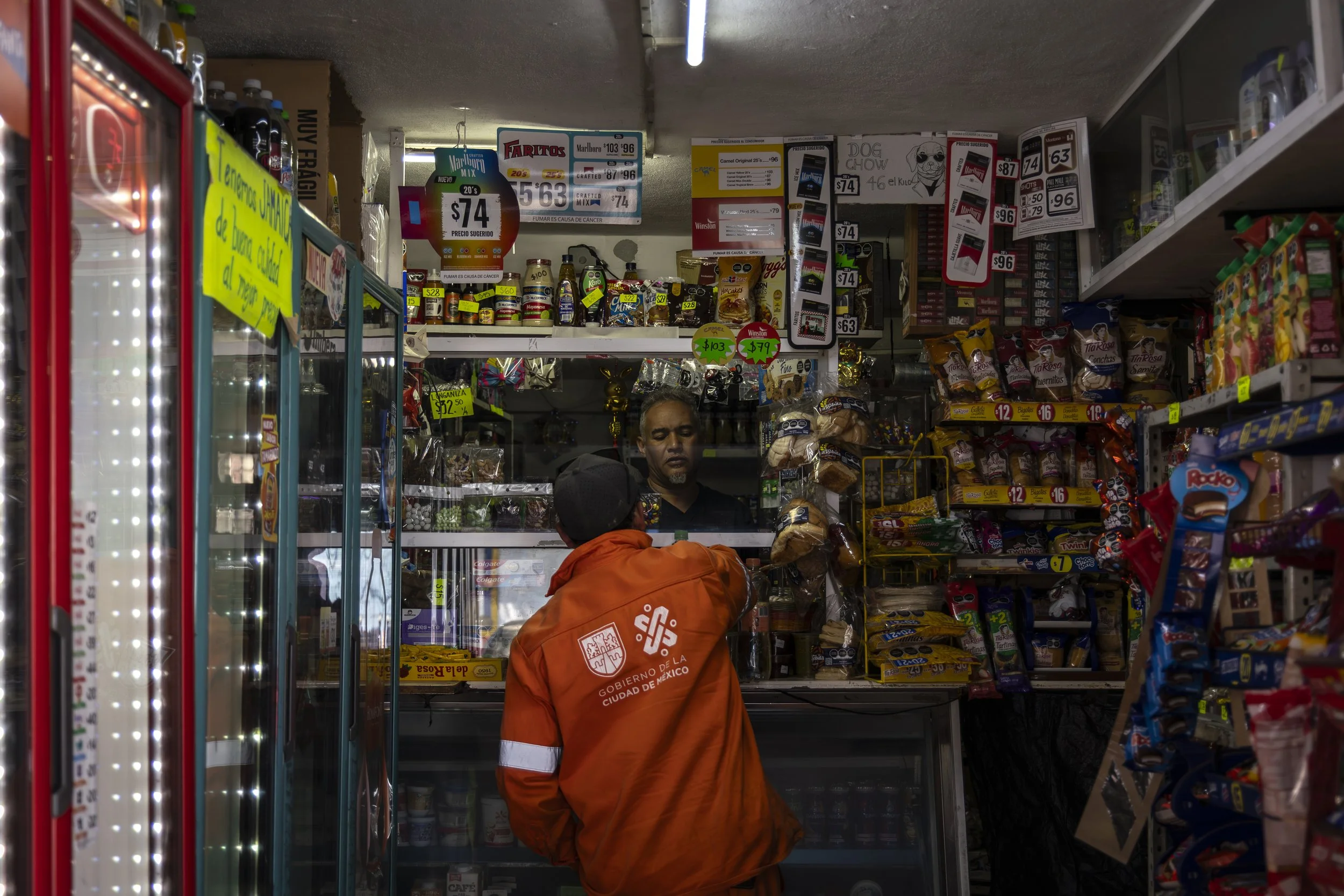   Pedro Andraca&nbsp; (al fondo), propietario de la tienda de abarrotes Carmelita, ha reportado una disminución en la afluencia de clientes debido al bloqueo de los accesos en la colonia Santa Úrsula Coapa.  