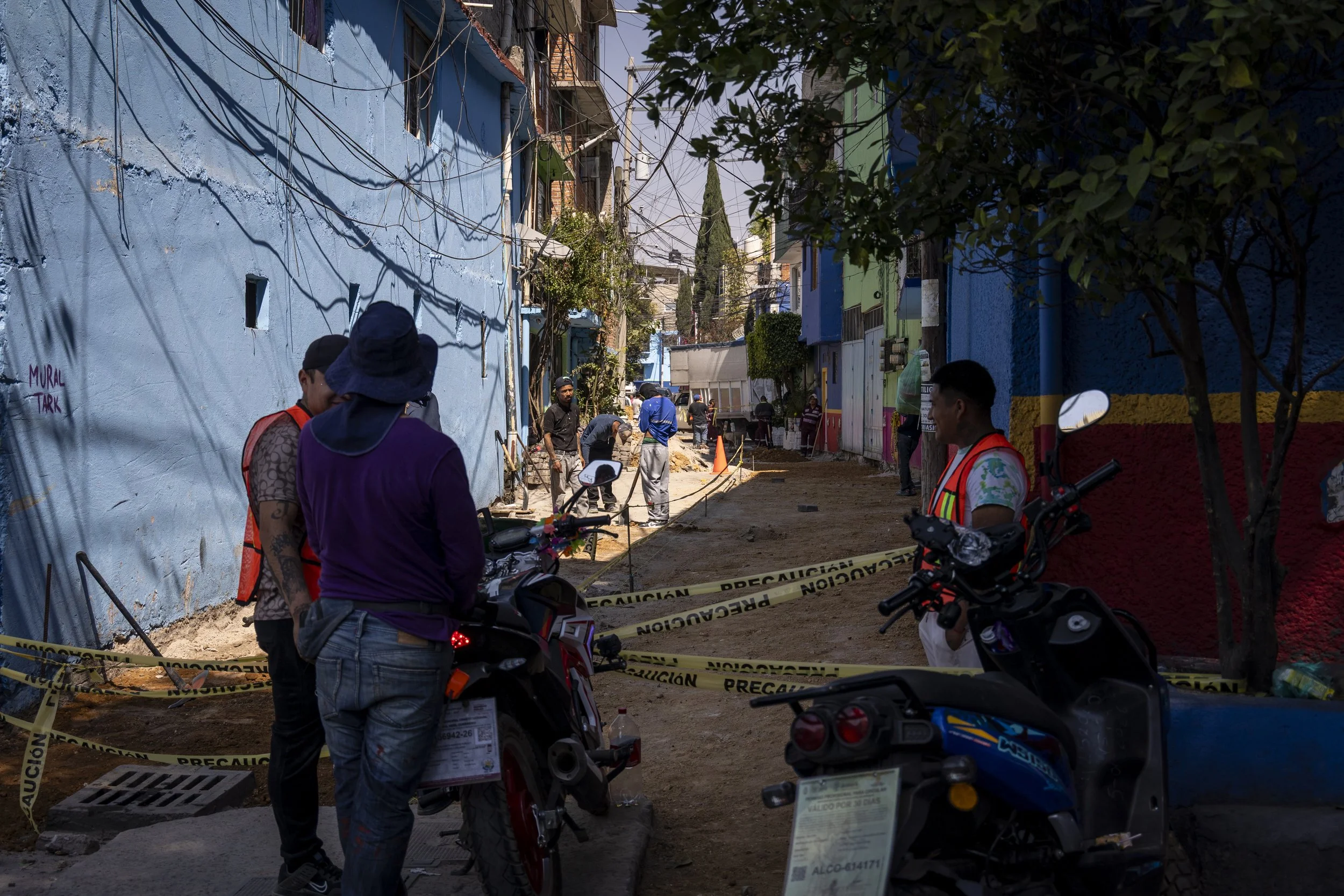   Las vías intervenidas por las obras de construcción atraviesan la colonia&nbsp; Santa Úrsula Coapa, generando incertidumbre diaria entre los residentes y comerciantes locales.  
