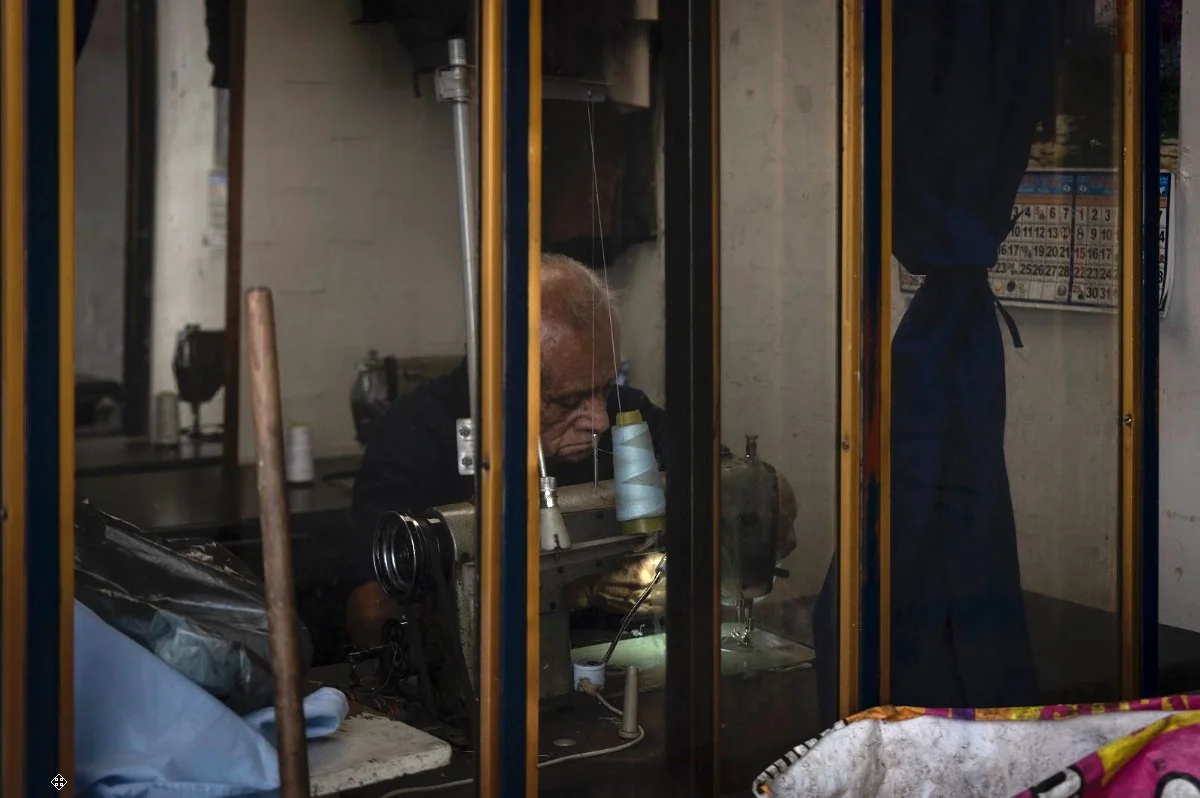   A pesar de la disminución en la afluencia de clientes, Guillermo López Ortega continúa operando su sastrería ubicada en el paso a desnivel 19 bajo la avenida Calzada de Tlalpan.  