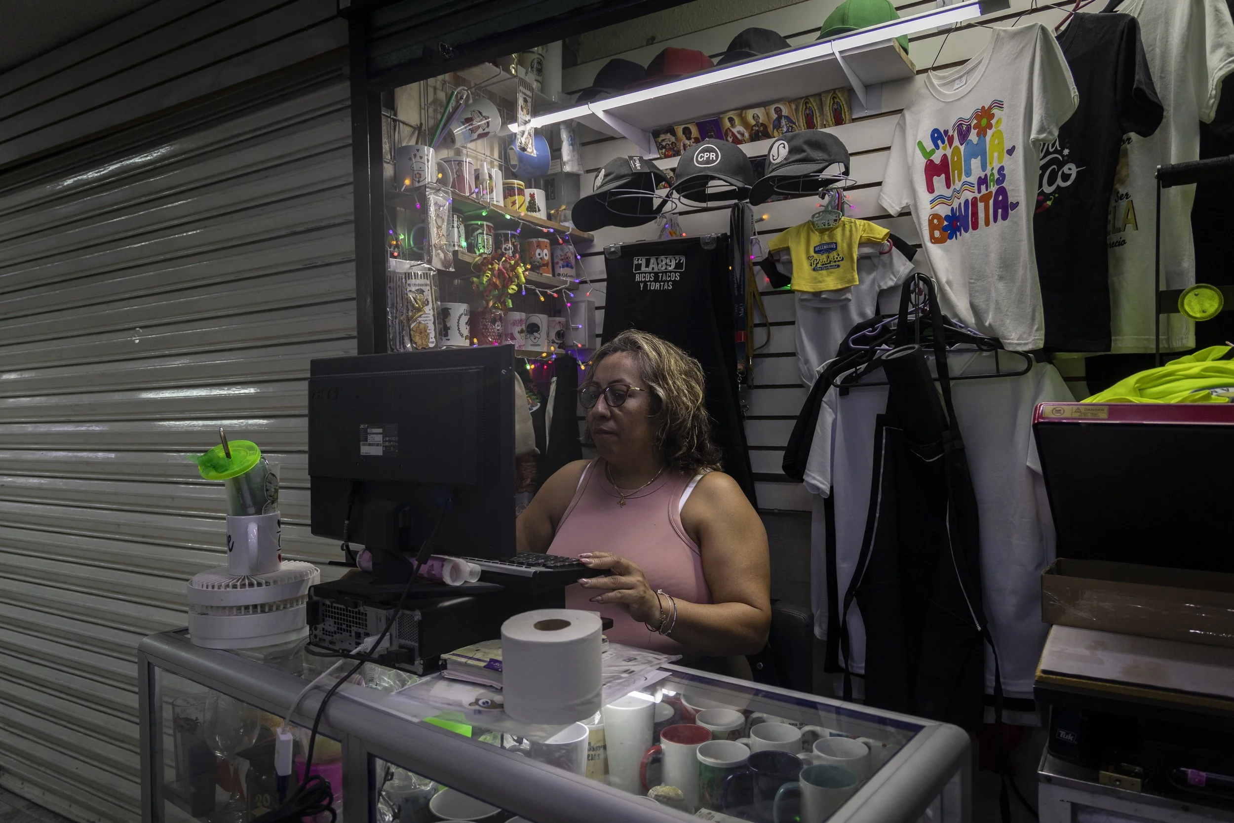   Marí Zamora mantiene su negocio abierto en el paso a desnivel 20 bajo Calzada de Tlalpan, en espera de un posible desalojo del Gobierno ante las obras de remodelación.  