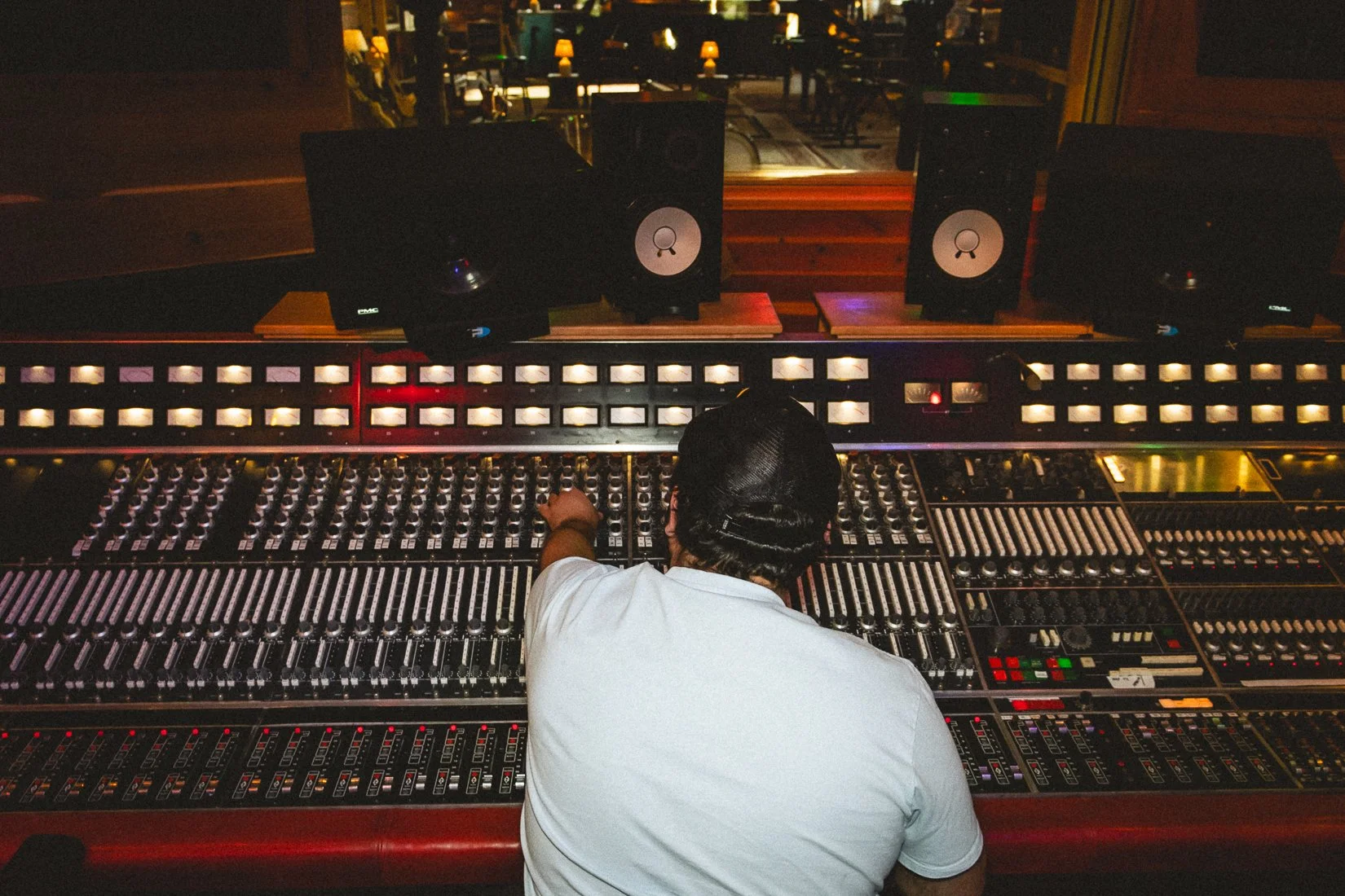  Felipe Castaneda, ingeniero de audio en Sonic Ranch en Tornillo, Texas, trabaja con los artistas que visitan el estudio durante sus sesiones de grabación. 