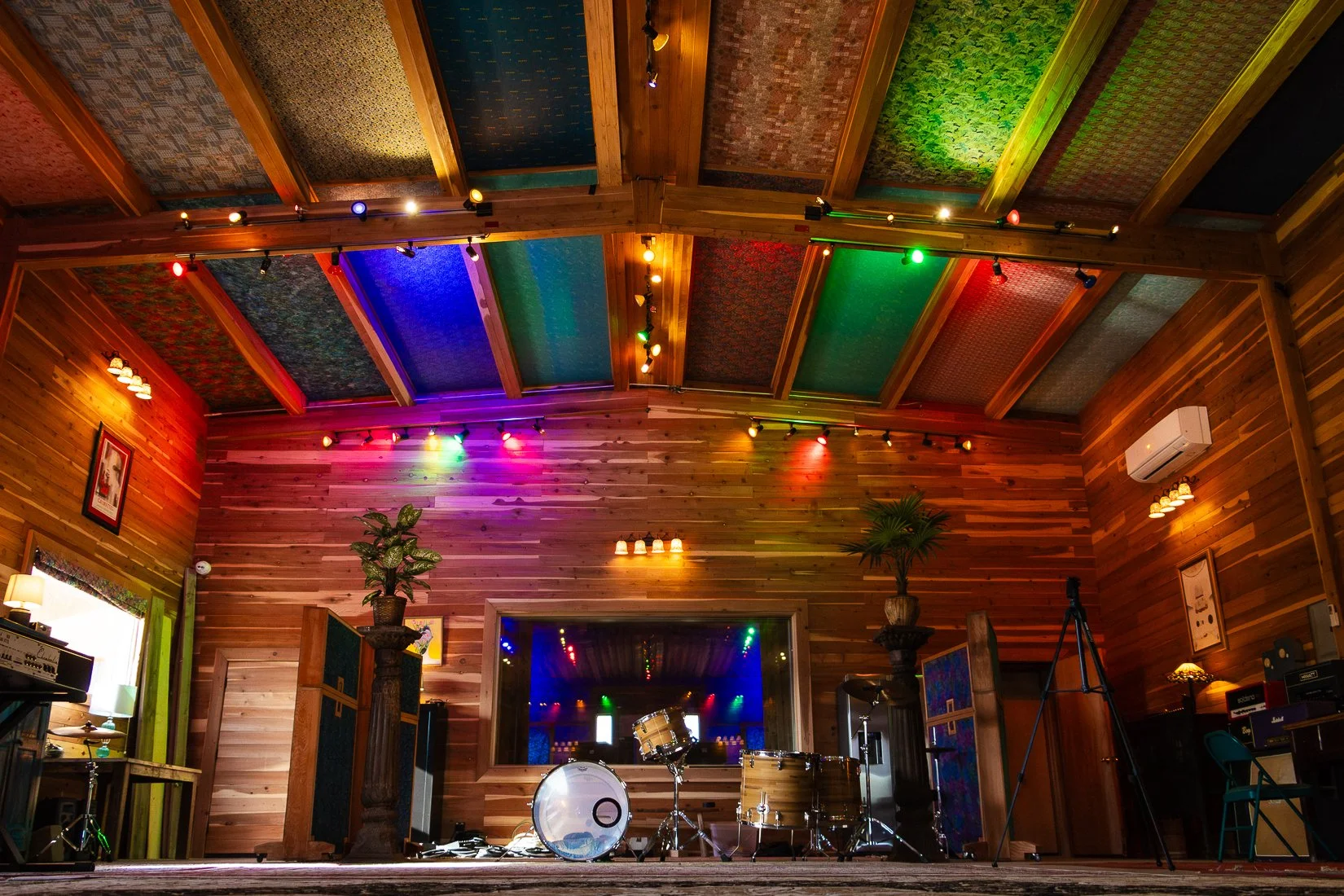  Dentro de uno de los estudios de grabación de Sonic Ranch en Tornillo, Texas, donde los artistas trabajan con instrumentos antiguos y equipos modernos en un espacio diseñado para sesiones largas e ininterrumpidas. 