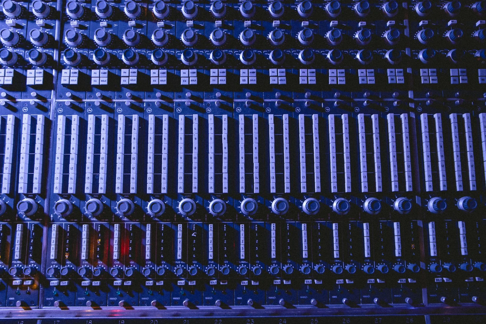  Una consola de mezcla se usa dentro de uno de los estudios de grabación de Sonic Ranch. El rancho utiliza una combinación de equipos antiguos y modernos para dar forma a los sonidos de las canciones de los artistas. 