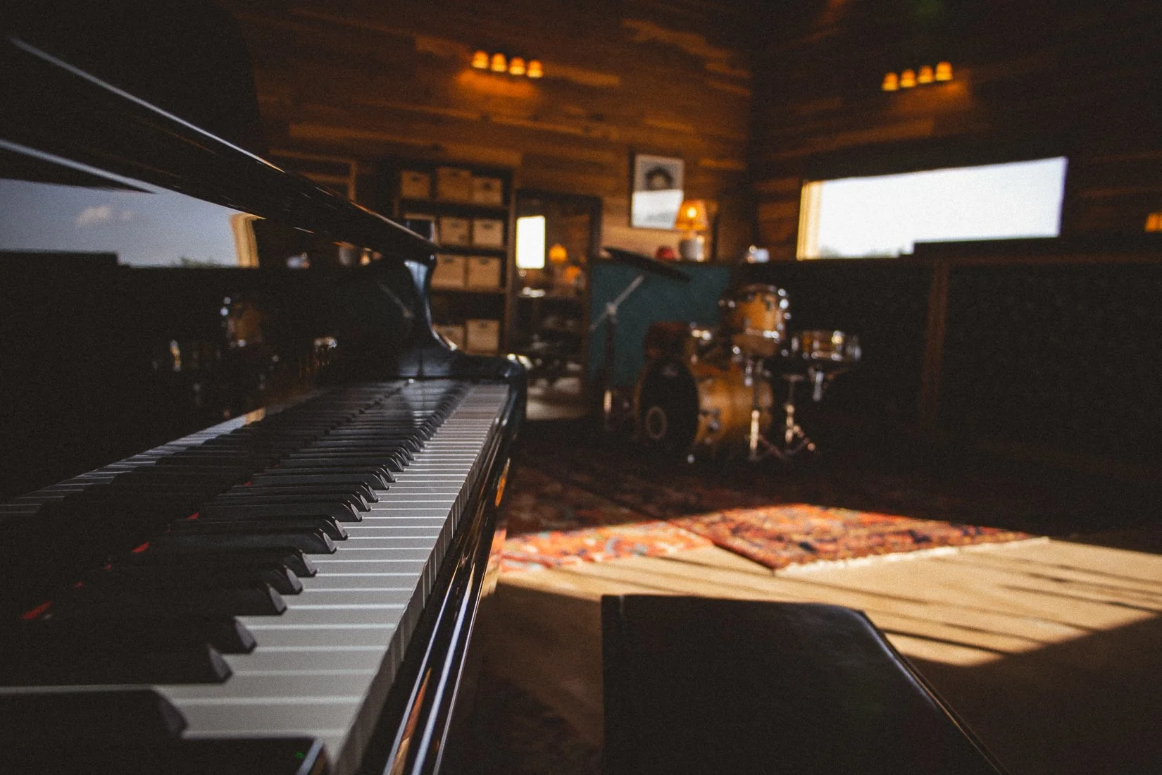  Hay instrumentos y equipos de grabación disponibles en todos los estudios de Sonic Ranch en Tornillo, Texas, donde los artistas tienen acceso tanto a equipos antiguos como modernos. 