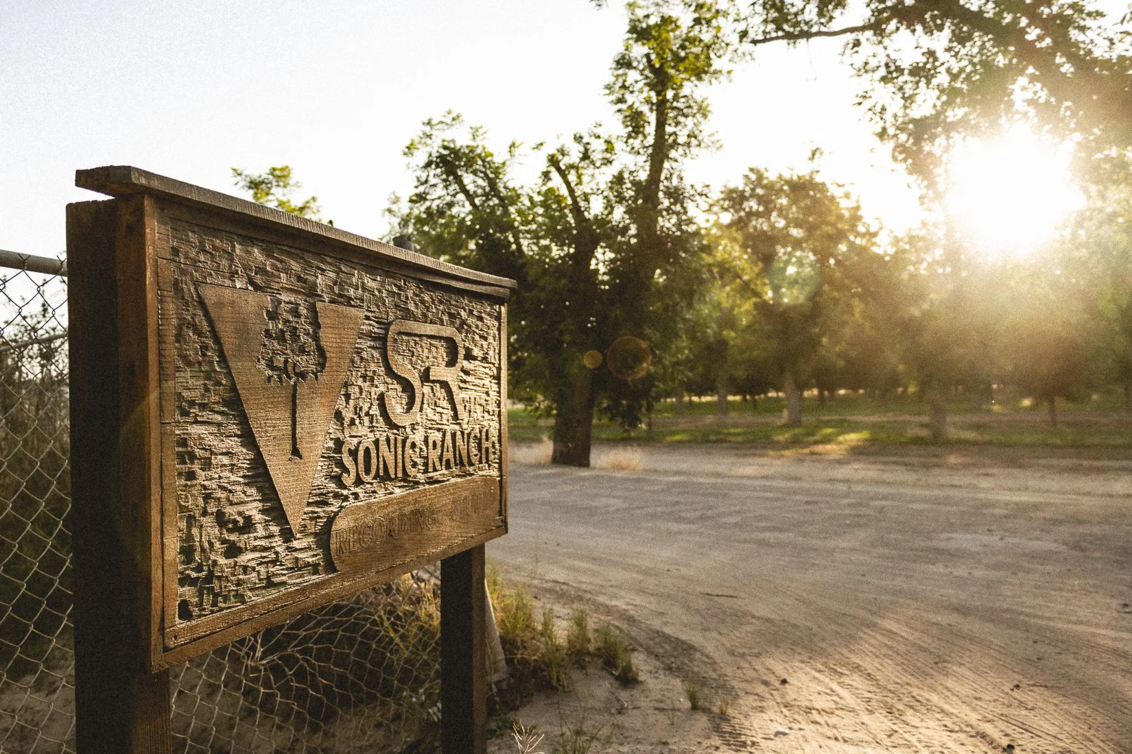  Sonic Ranch se encuentra en 1,700 acres a lo largo del Río Grande, cerca de Tornillo, Texas. Ofrece un entorno de grabación aislado para que artistas de todo el mundo produzcan su música. 