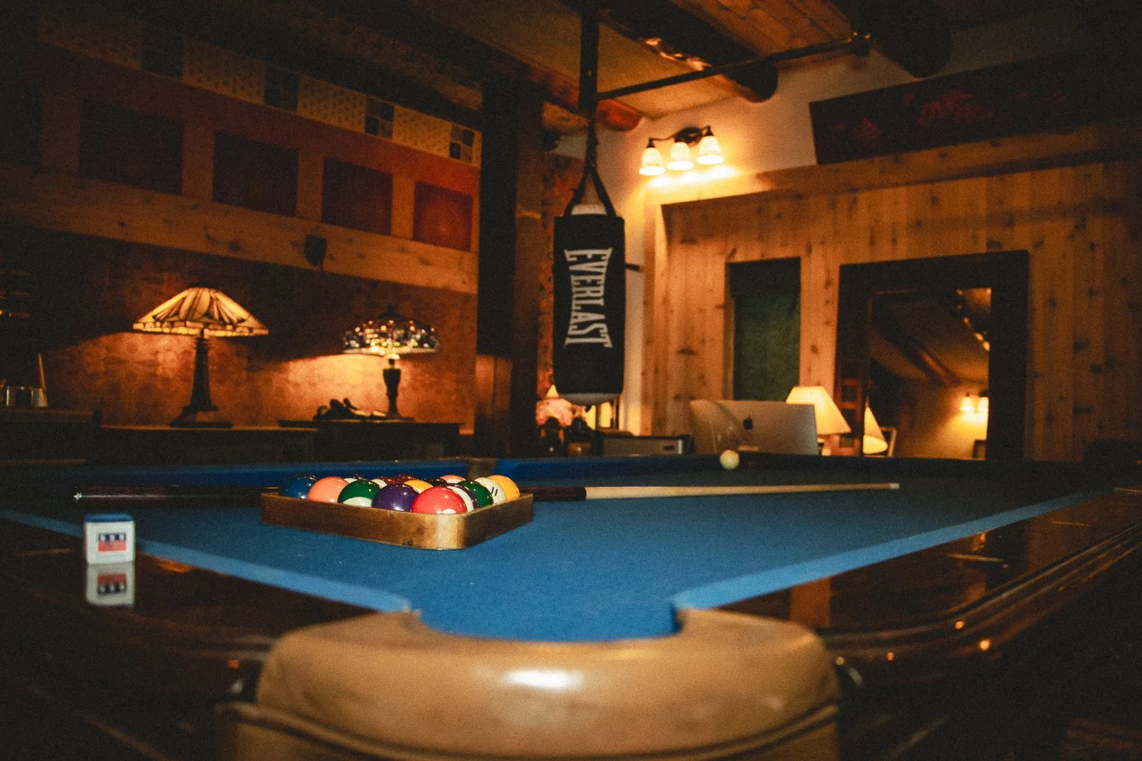  Un área común interior dentro de Sonic Ranch, donde los artistas visitantes pueden relajarse entre sesiones de grabación. 