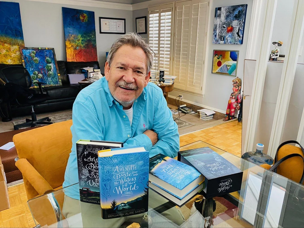 ENTREVISTA / Benjamin Alire Sáenz: “No soy ninguna diva. Simplemente me rompo el lomo trabajando” (1954-2026)