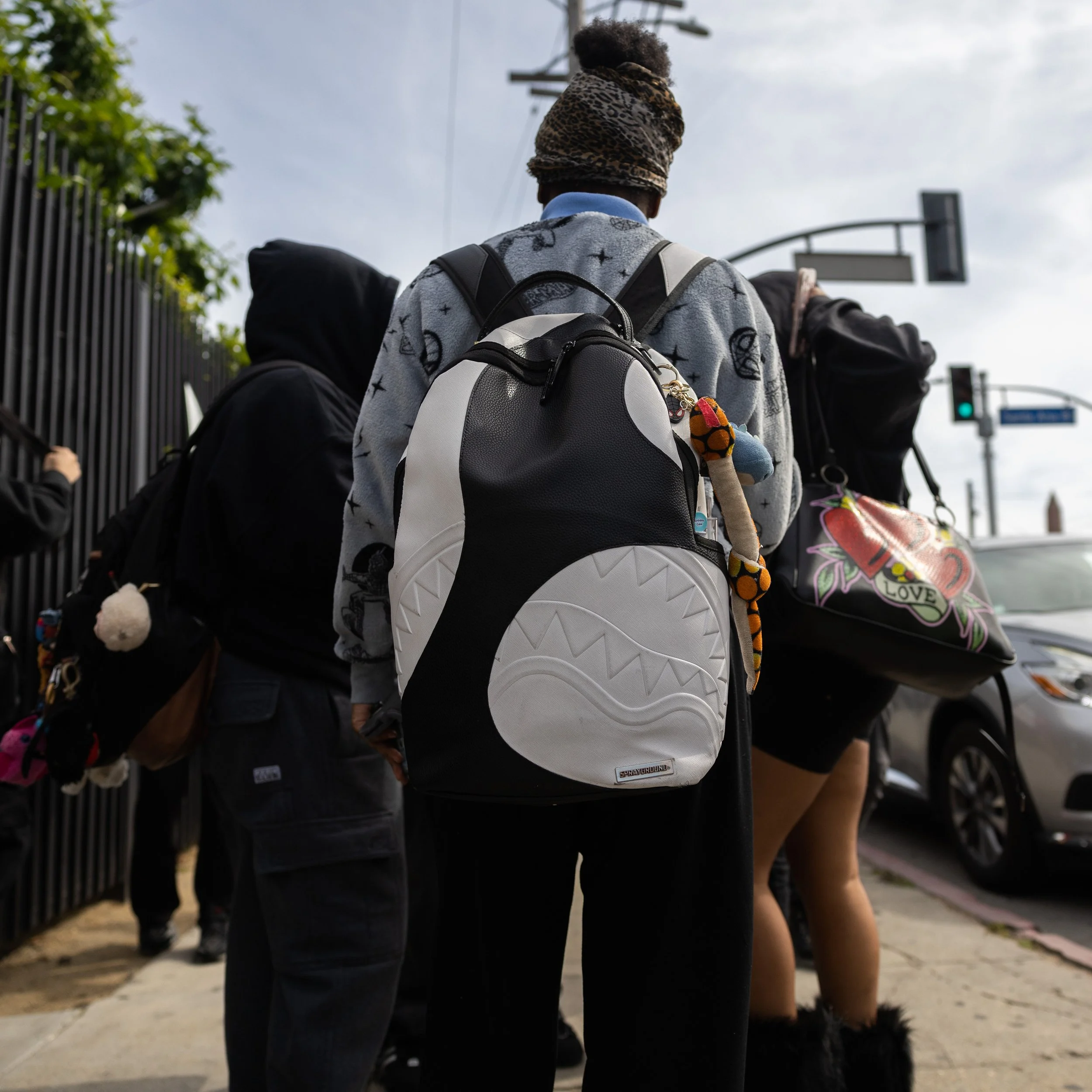  Estudiantes esperan a ser recogidos a la salida de una escuela secundaria del sur de Los Ángeles. Más de uno de cada cinco niños en California vive en familias de estatus migratorio mixto.  