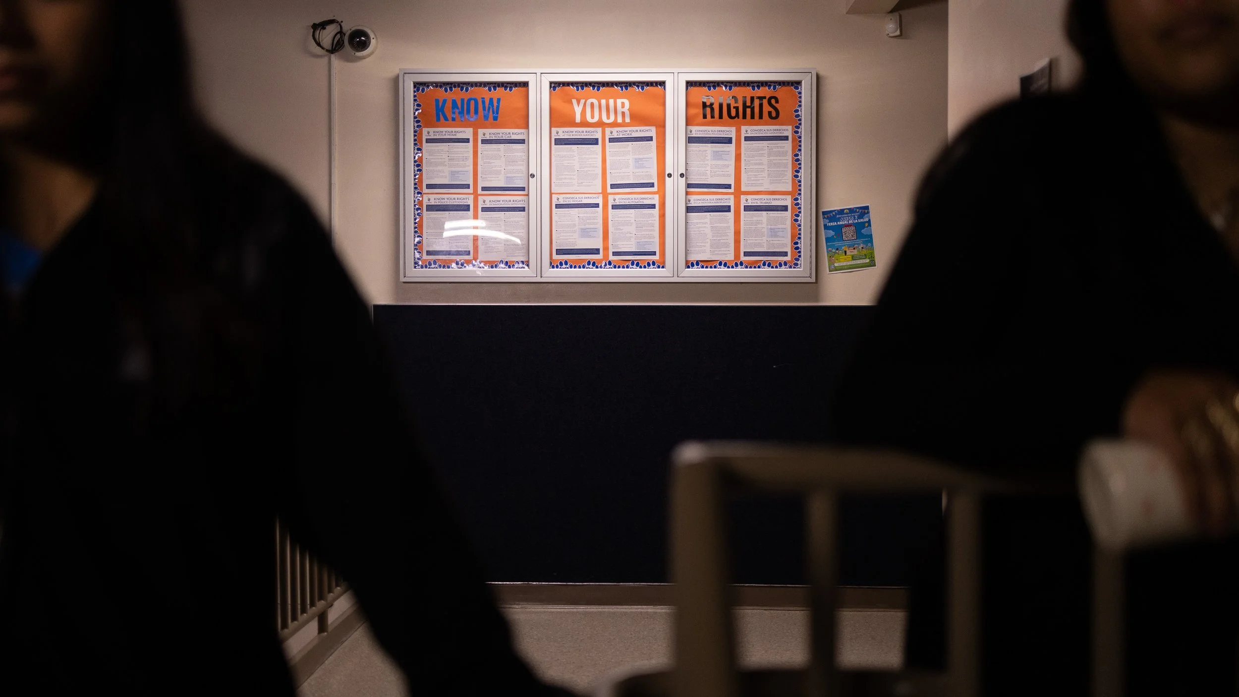   Un tablón de anuncios titulado “Conoce tus derechos”, que informa a los estudiantes sobre cómo actuar ante encuentros con agentes federales de inmigración, está colocado en una zona muy transitada de la escuela.  