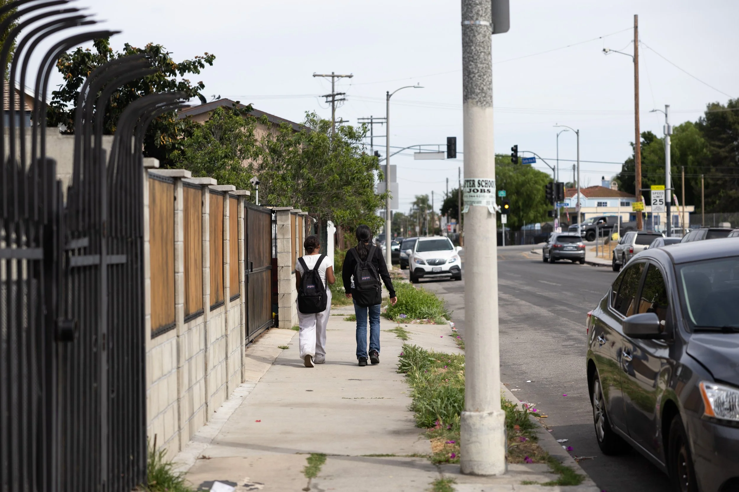   Estudiantes salen de la escuela en el sur de Los Ángeles, un vecindario donde más de la mitad de la población habla español y cerca de 40 % nació en el extranjero.  