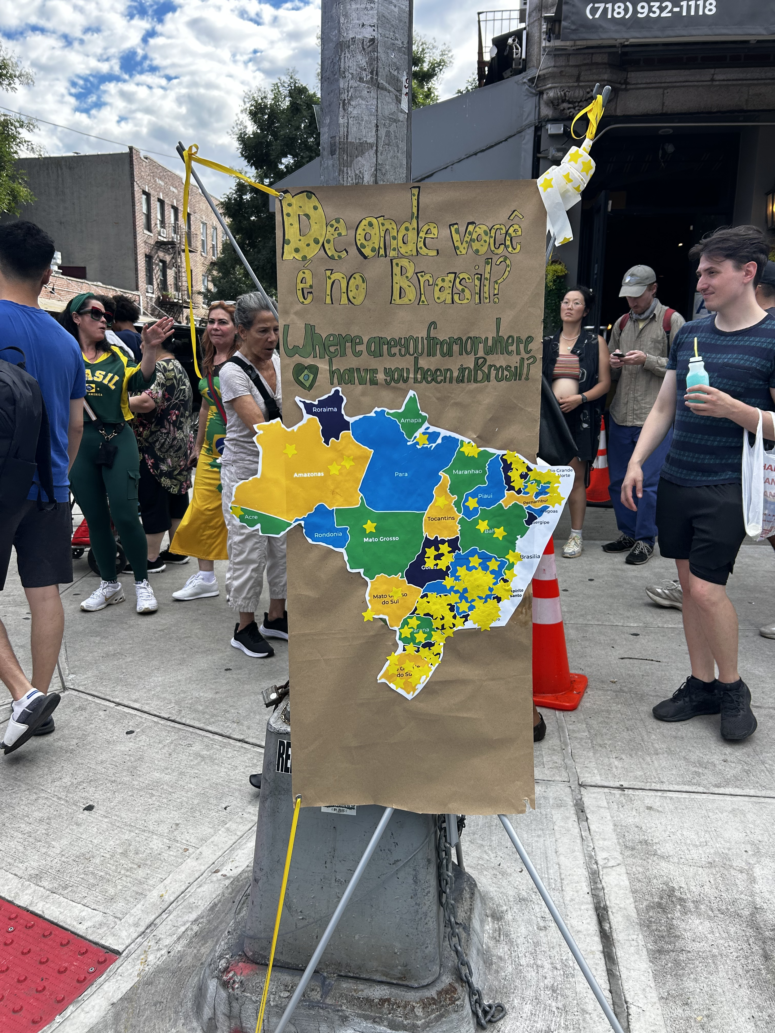  Brasil Fest attendees left their mark on a Brazil map, using star stickers to indicate where they are from and where they've visited. Most of them fall in the country's southeast. 