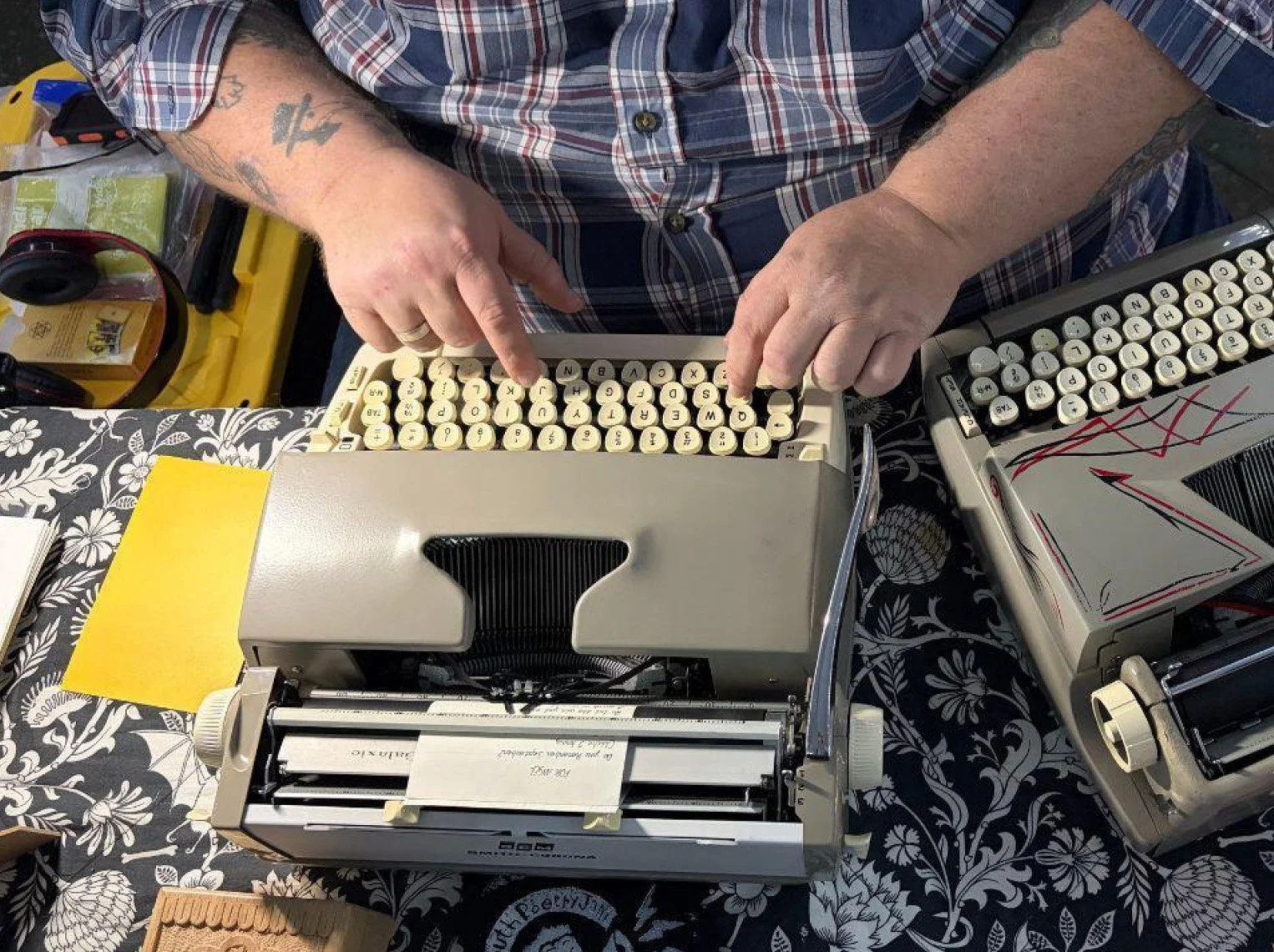 Un poeta chicano deja que el universo ‘hable’ a través de sus dos máquinas de escribir