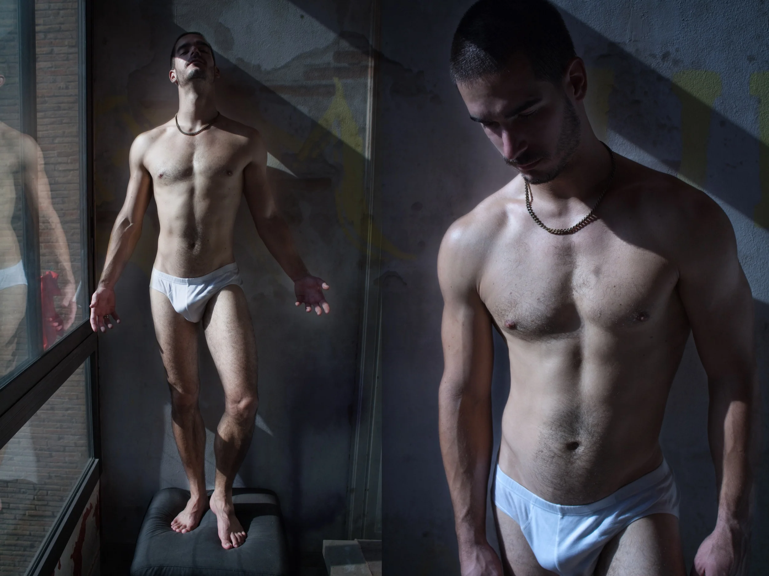 Un hombre desnudo con cadenas en un espacio limitado, una parte se muestra en una esquina y la otra en un primer plano. La iluminación crea sombras marcadas en su cuerpo.