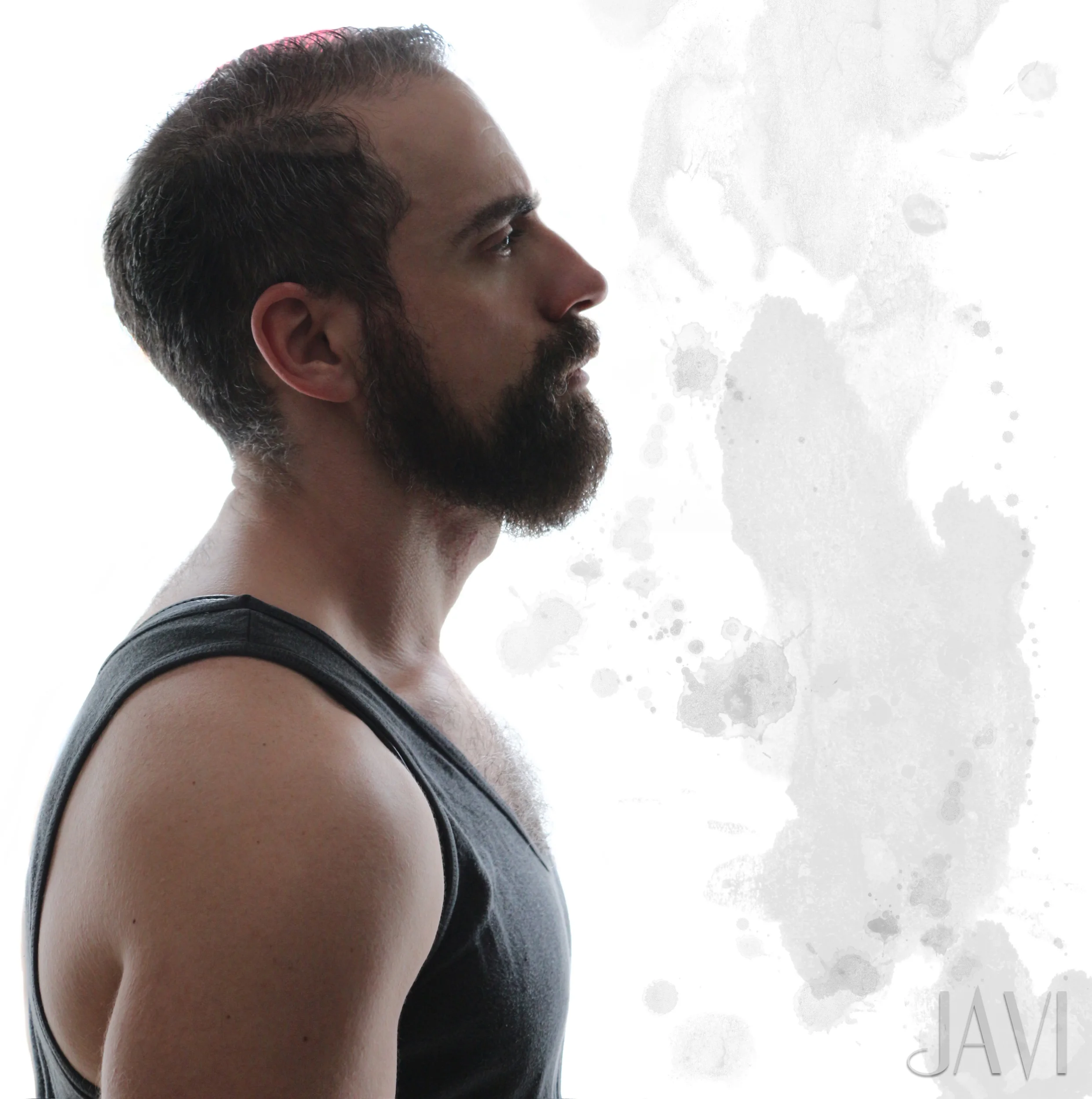 Un hombre con barba, usando una camiseta sin mangas negra, visto de perfil, mirando hacia la derecha, con fondo blanco y manchas de acuarela gris.