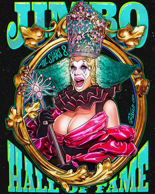 Una figura de payaso con maquillaje llamativo y vestuario colorido, con cabello azul y una corona decorativa, sosteniendo un cetro con una medusa en la parte superior, en un fondo con letras brillantes y decoraciones doradas.