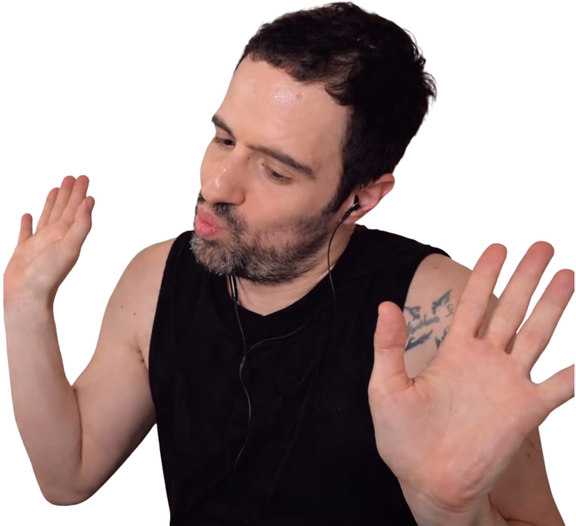 Martin Cirio camiseta sin mangas, usando audífonos, haciendo una señal con las manos abiertas, con expresión de sorpresa o defensa.