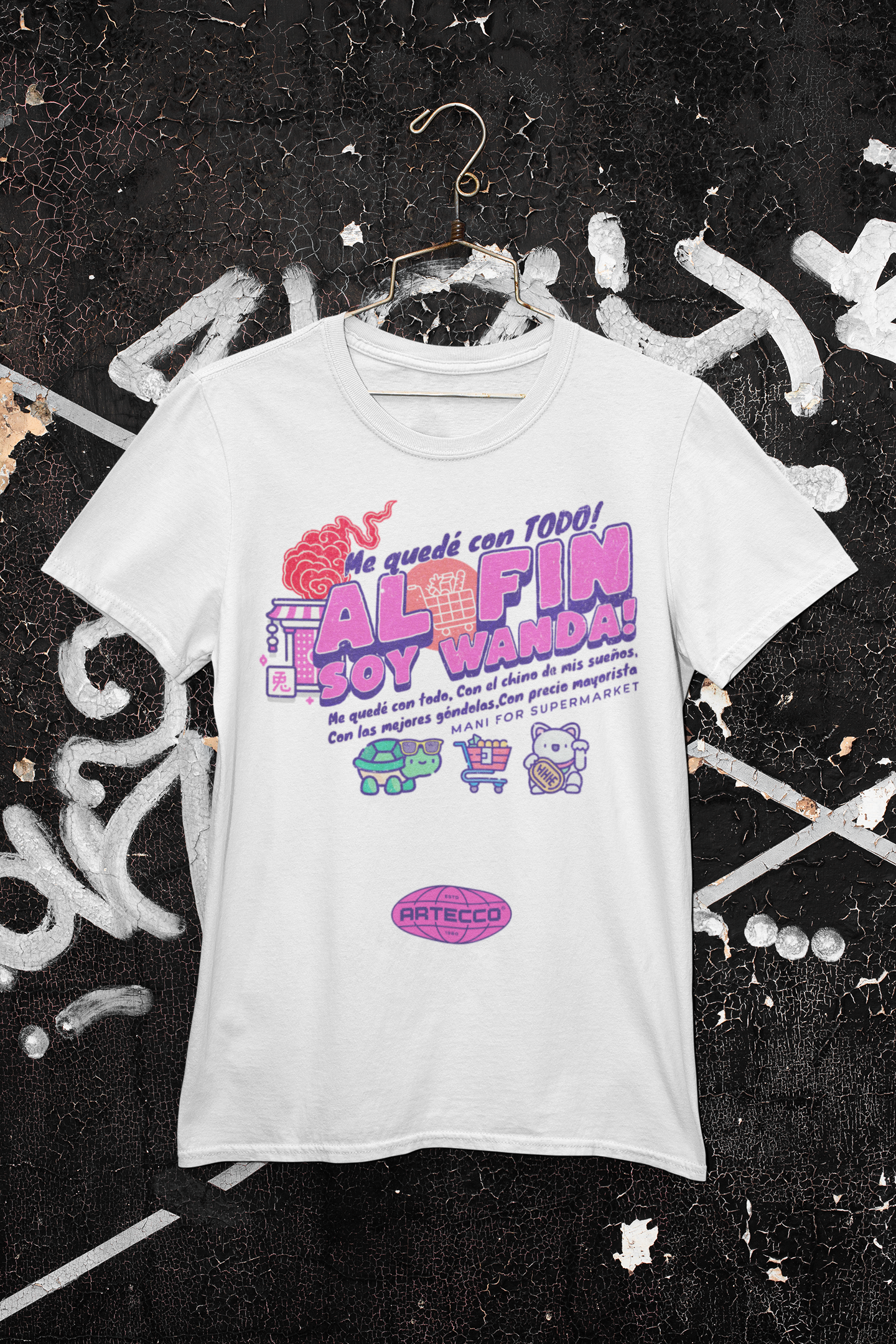 Camiseta blanca con diseño gráfico en colores morado, rosa y verde, con texto en español sobre una canción del comediante y streamer argentino Martin Cirio, personajes y logotipos, colgada en un gancho contra un fondo oscuro y desgastado.