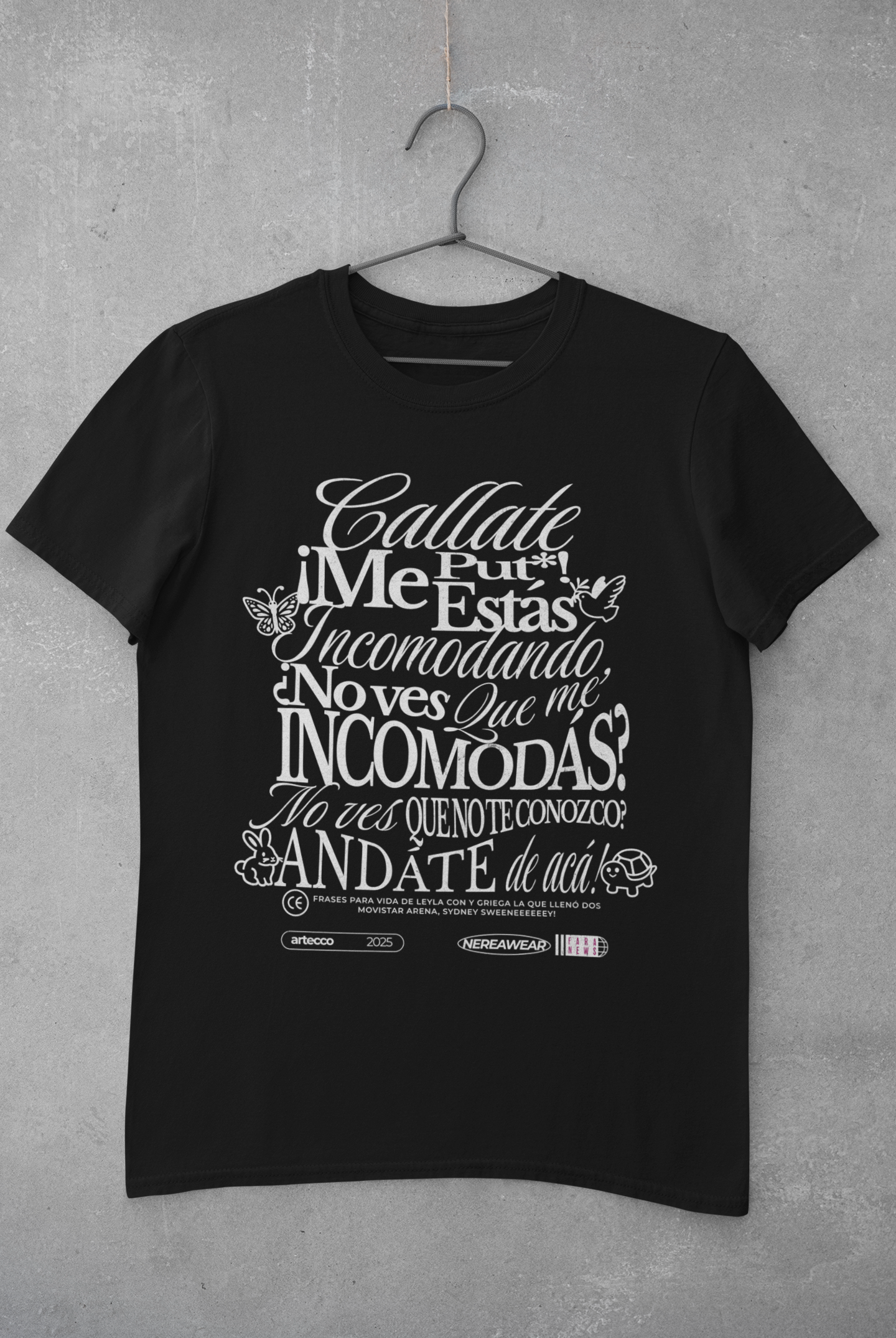 Camiseta negra colgada en una percha sobre fondo de pared gris, con texto en español y dibujos de mariposas y conejos sobre una anécdota  del comediante y streamer argentino Martin Cirio