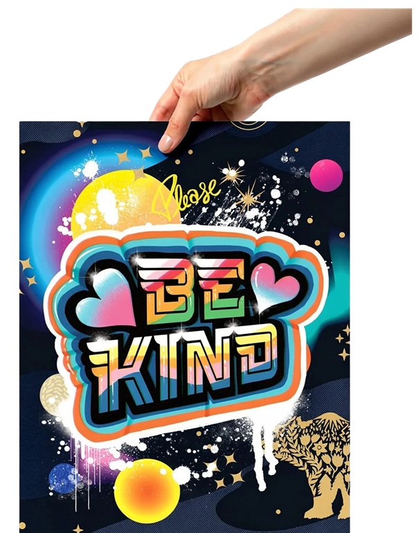 Una mano sostiene una cartulina con el mensaje "Be Kind" en letra colorida y artística, con un fondo de espacio con estrellas, planetas y un tigre dorado.