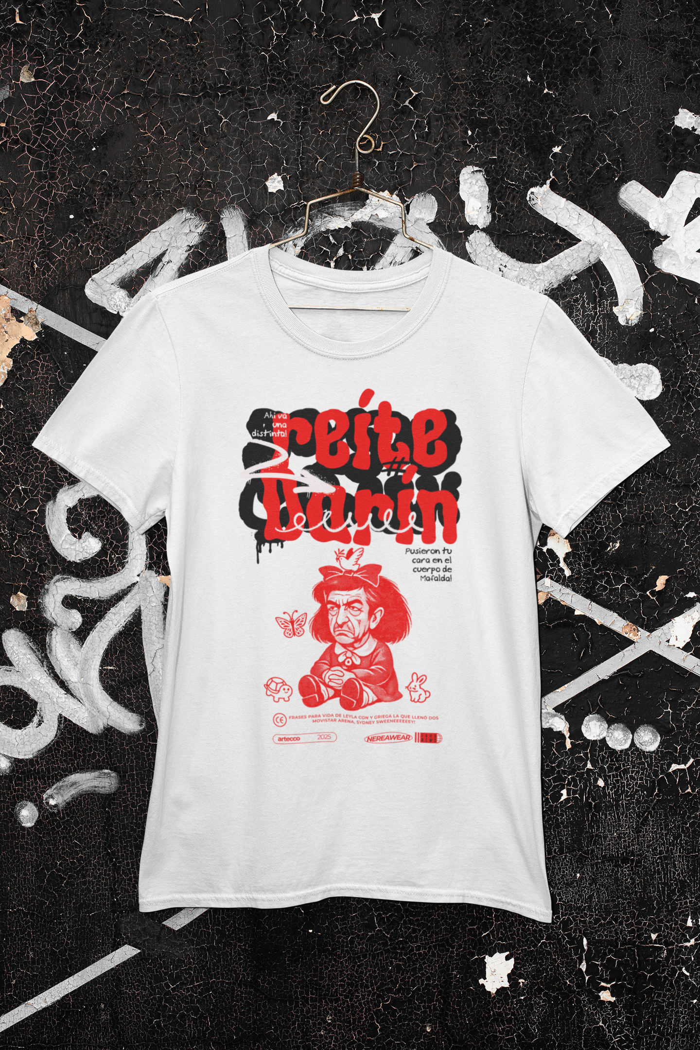 Camiseta blanca con ilustración en rojo y negro, caricatura de una mujer con cabello rizado y expresión grave, rodeada de animales pequeños y texto en español sobre una broma del comediante y streamer argentino Martin Cirio