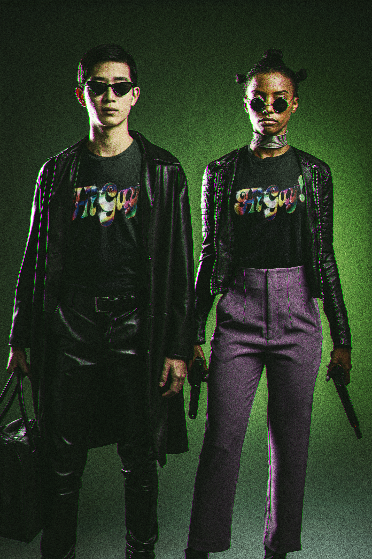 Dos personas vestidas con ropa de estilo cyberpunk con gafas de sol, sosteniendo armas y una bolsa, posando frente a fondo verde con un logo que dice 'Figg' en sus camisetas.