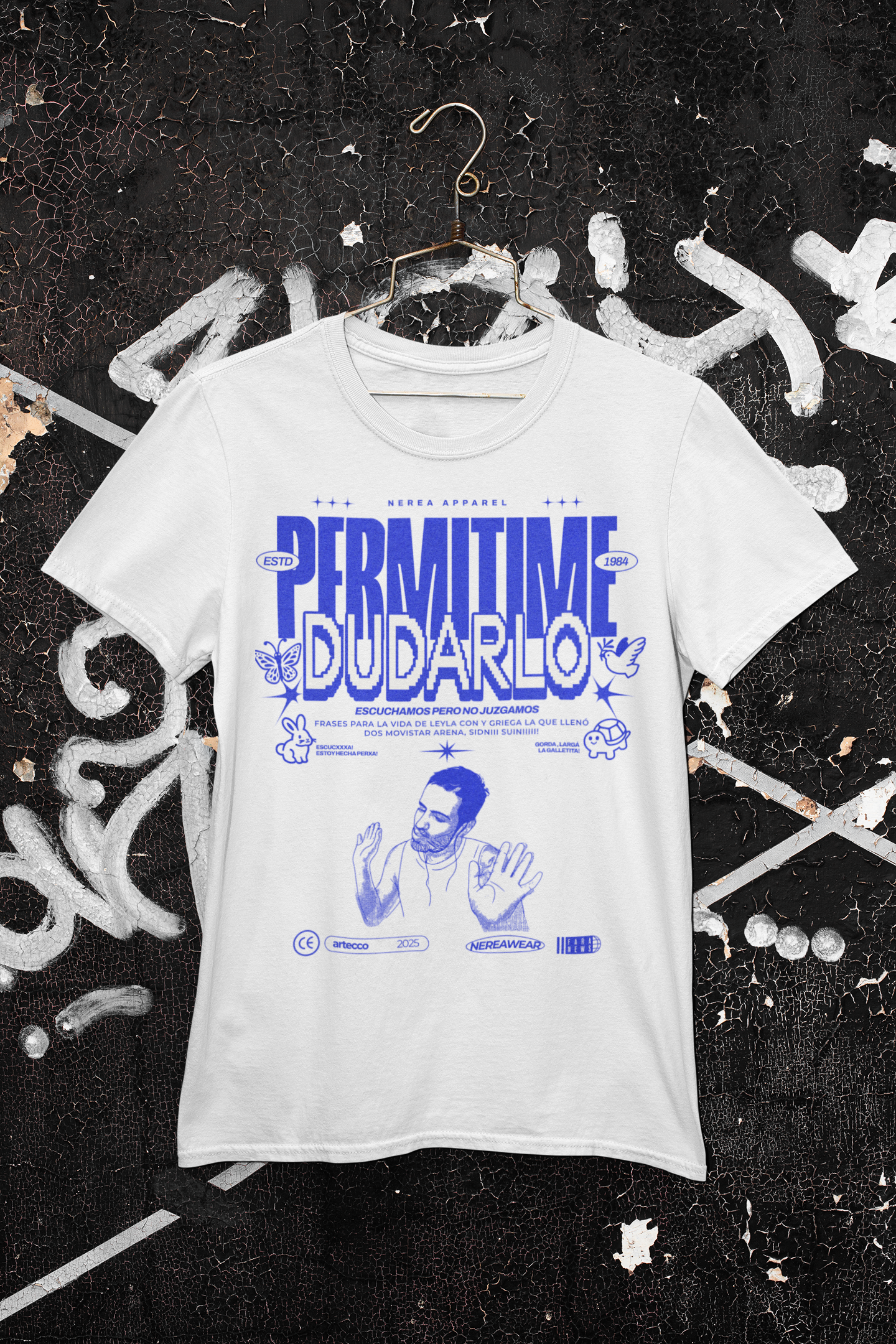 Camiseta blanca con diseño en azul que dice "Permítame Dudarlo" y tiene dibujos pequeños y texto adicional en español sobre una anécdota del comediante y streamer argentino Martin Cirio