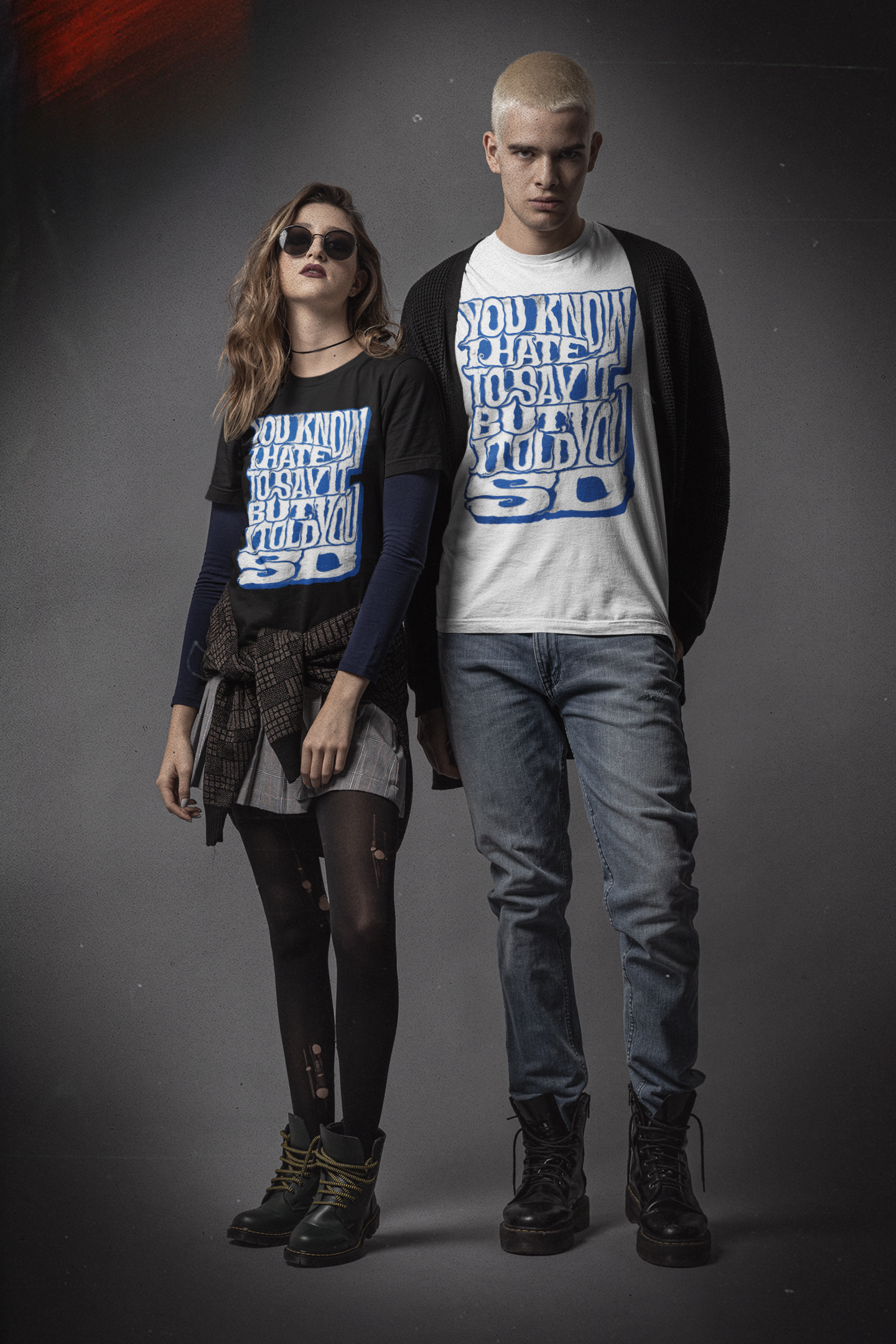 Dos adolescentes con ropa de estilo urbano, camisa con texto en inglés, uno con gafas de sol, fondo gris oscuro.