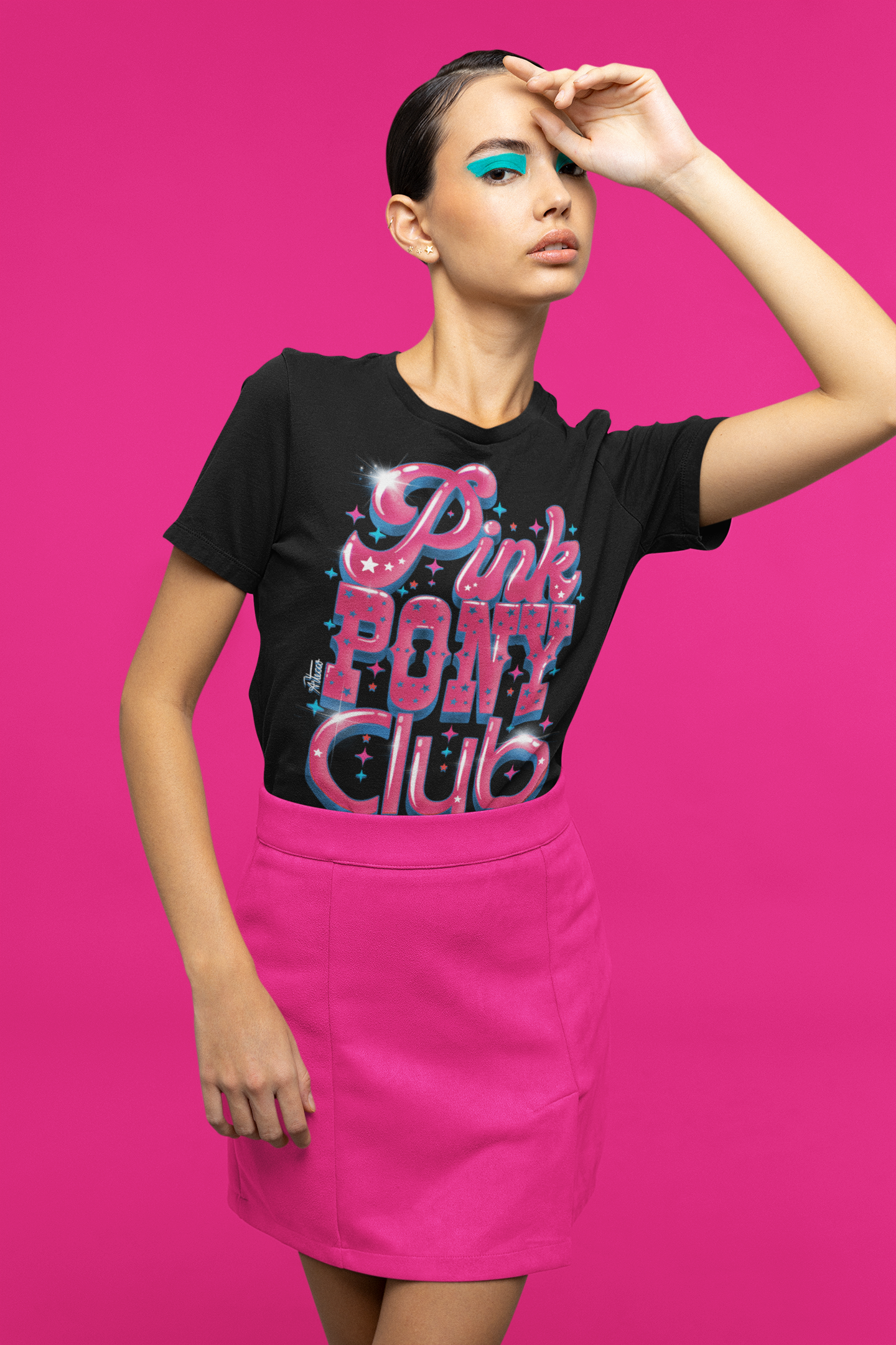 Mujer con cabello peinado hacia atrás, usando camiseta negra con estampado colorido que dice 'Pink PONY Club' y falda rosa, posando con una mano en la frente, fondo rosa de color sólido.